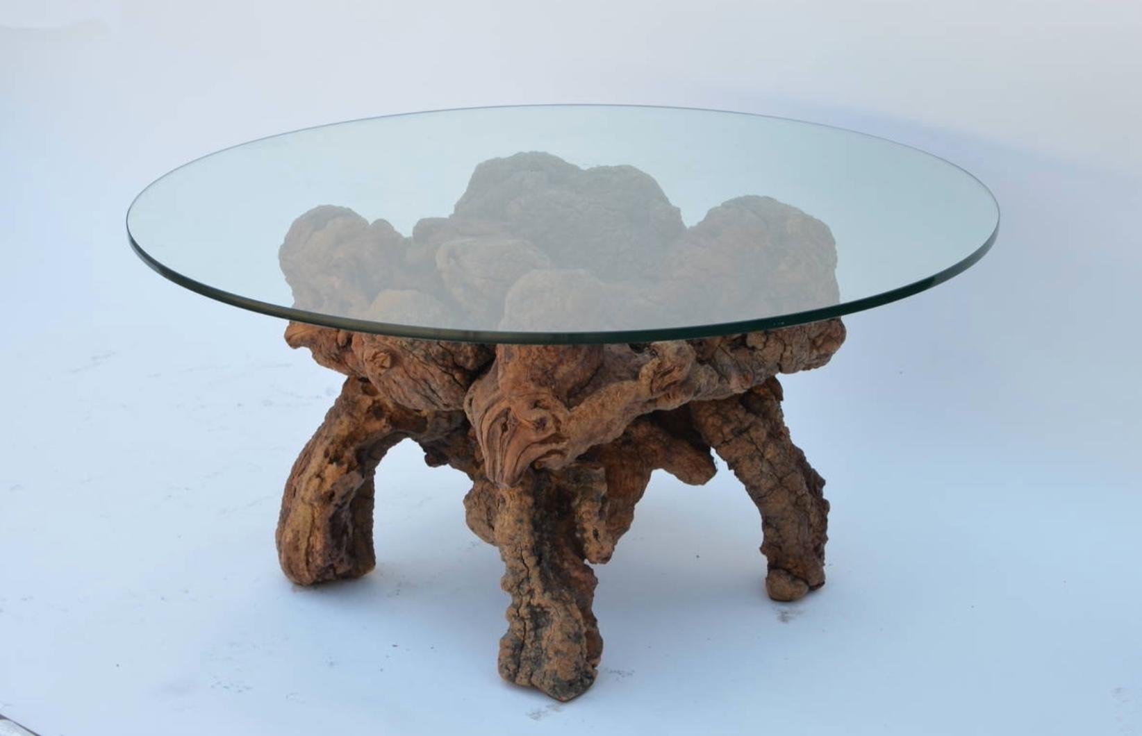 Table basse moderne organique quadripode en bois et verre. Base sculpturale en bois de tourbe naturelle contrastant avec le simple plateau en verre (1/2 po d'épaisseur).
