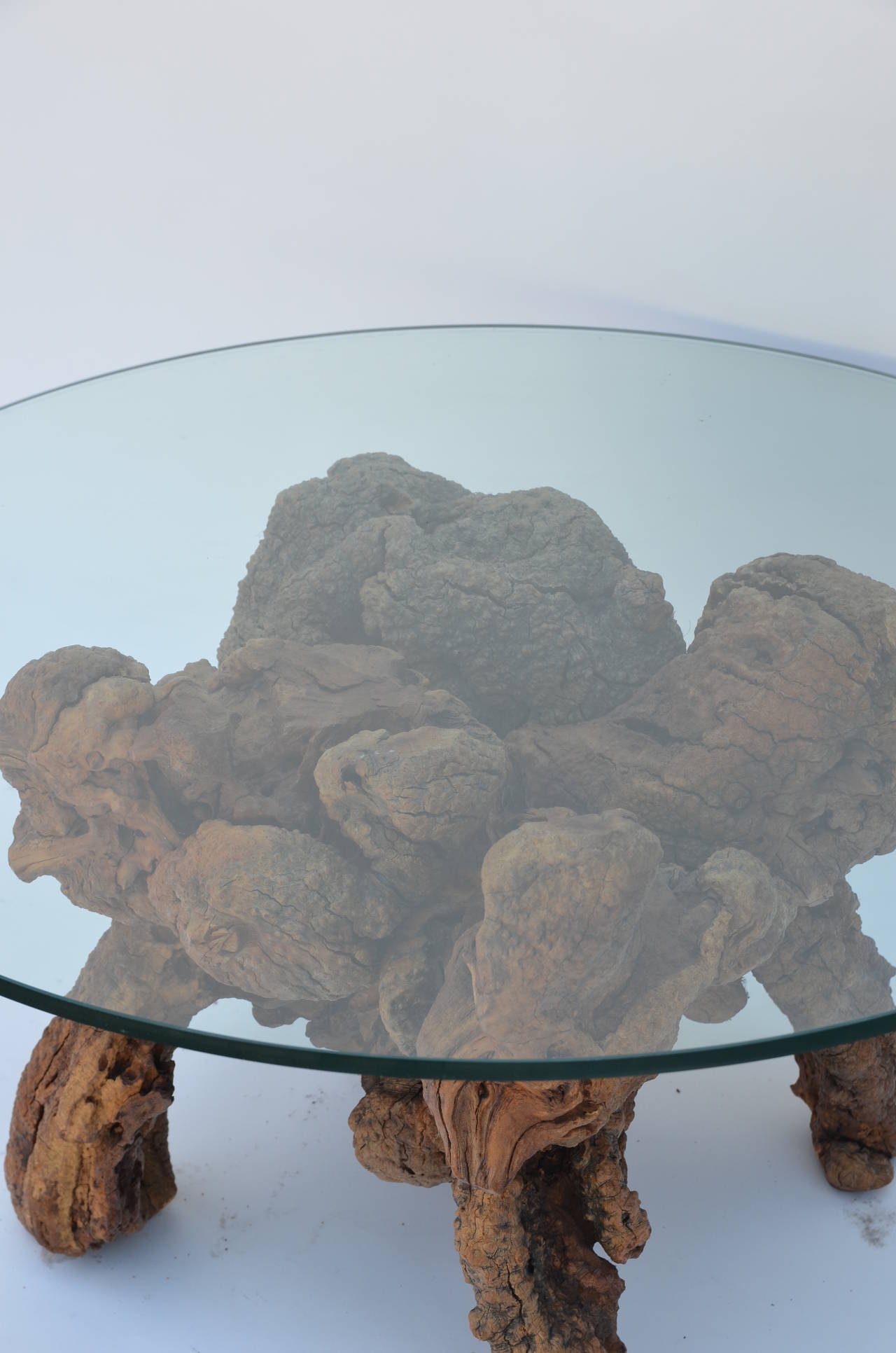 Table basse à quatre pieds en bois et verre organique moderne et organique Bon état - En vente à Los Angeles, CA
