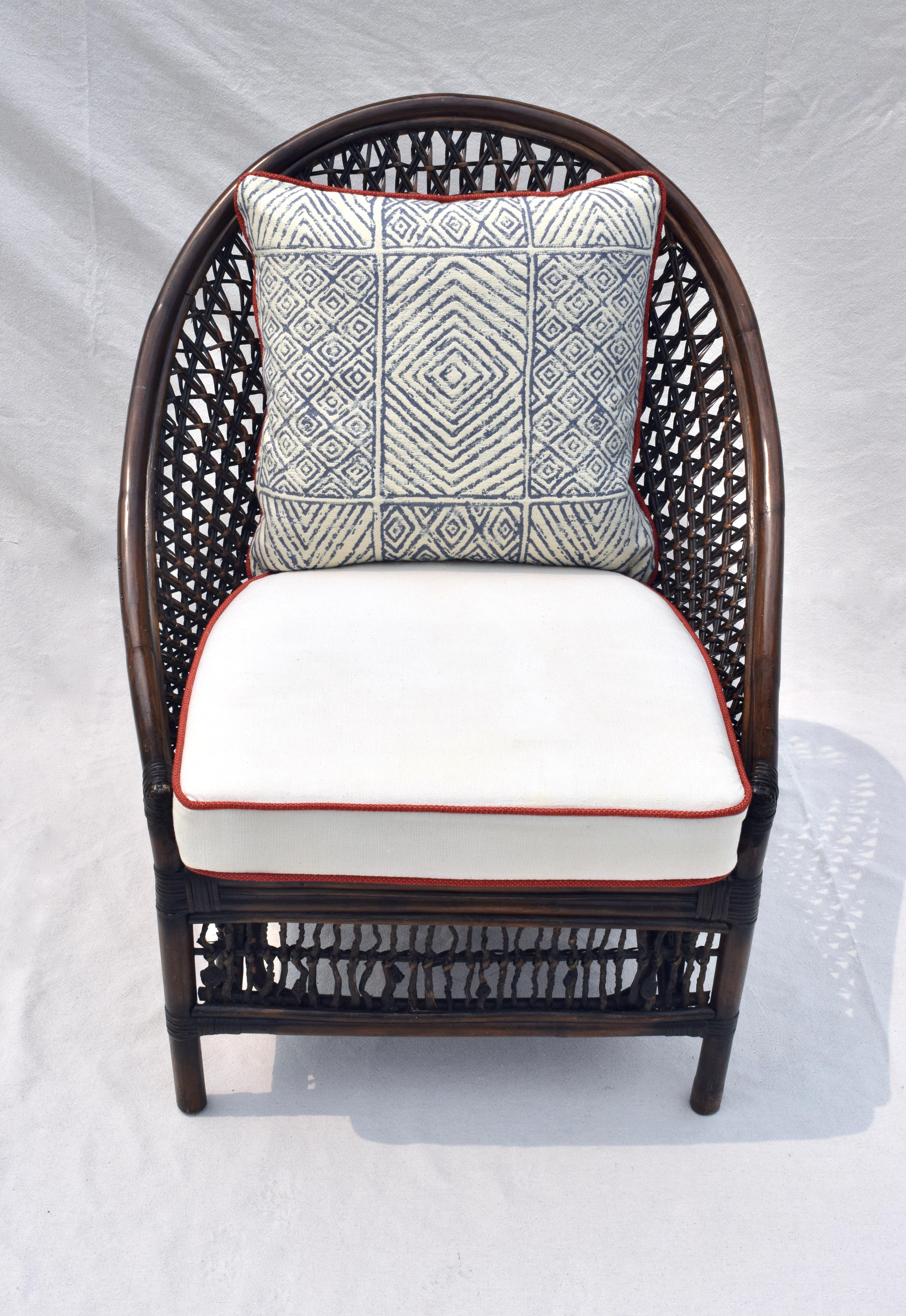 Chaise vintage en rotin, en bambou et en vigne, présentant une combinaison intéressante d'éléments de design, comme c'est le cas des chaises paon, à dossier en éventail et en tonneau. Le coussin d'assise Sunbrella d'origine est en excellent état
