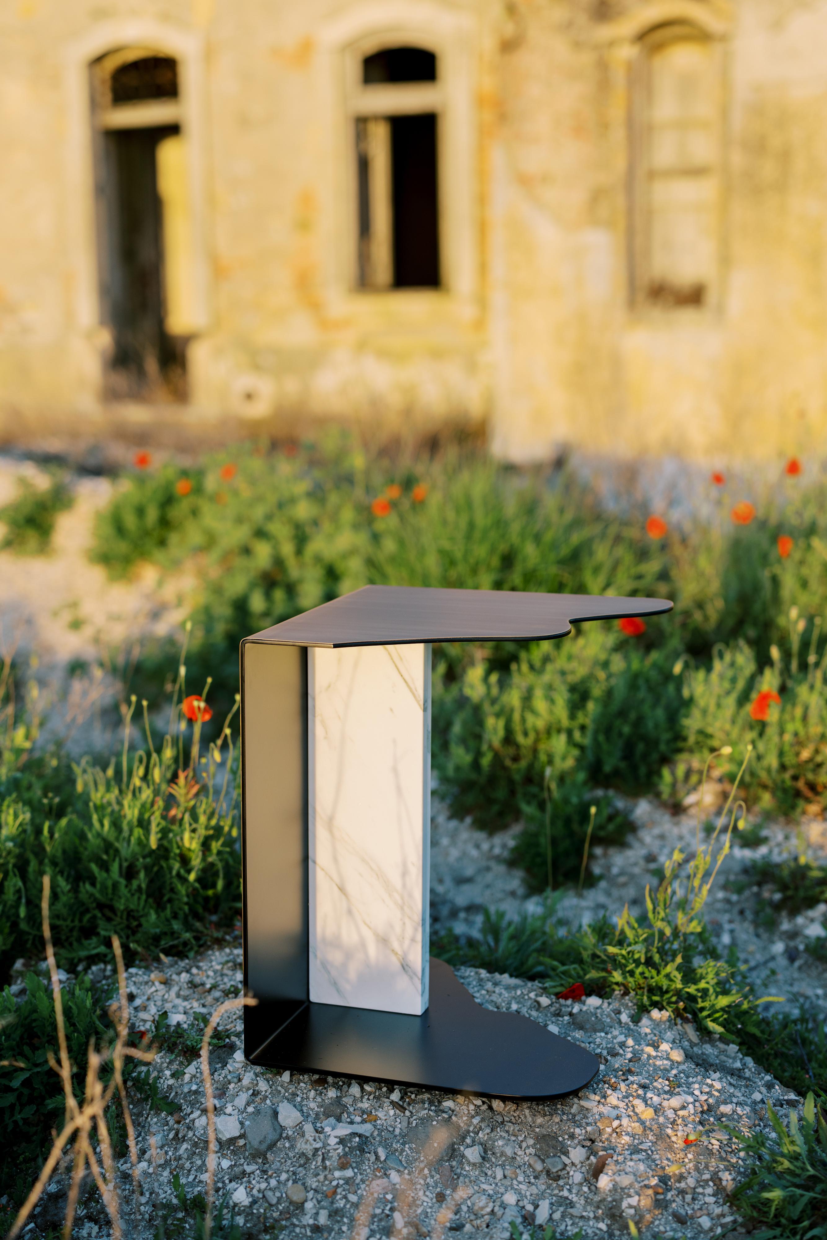 Mid-Century Modern Raw Side Table, Contemporary Collection, Handcrafted in Portugal - Europe by Greenapple.

La table d'appoint Raw Marble célèbre l'interaction entre le perfectionnisme et la beauté brute. En fusionnant des formes organiques