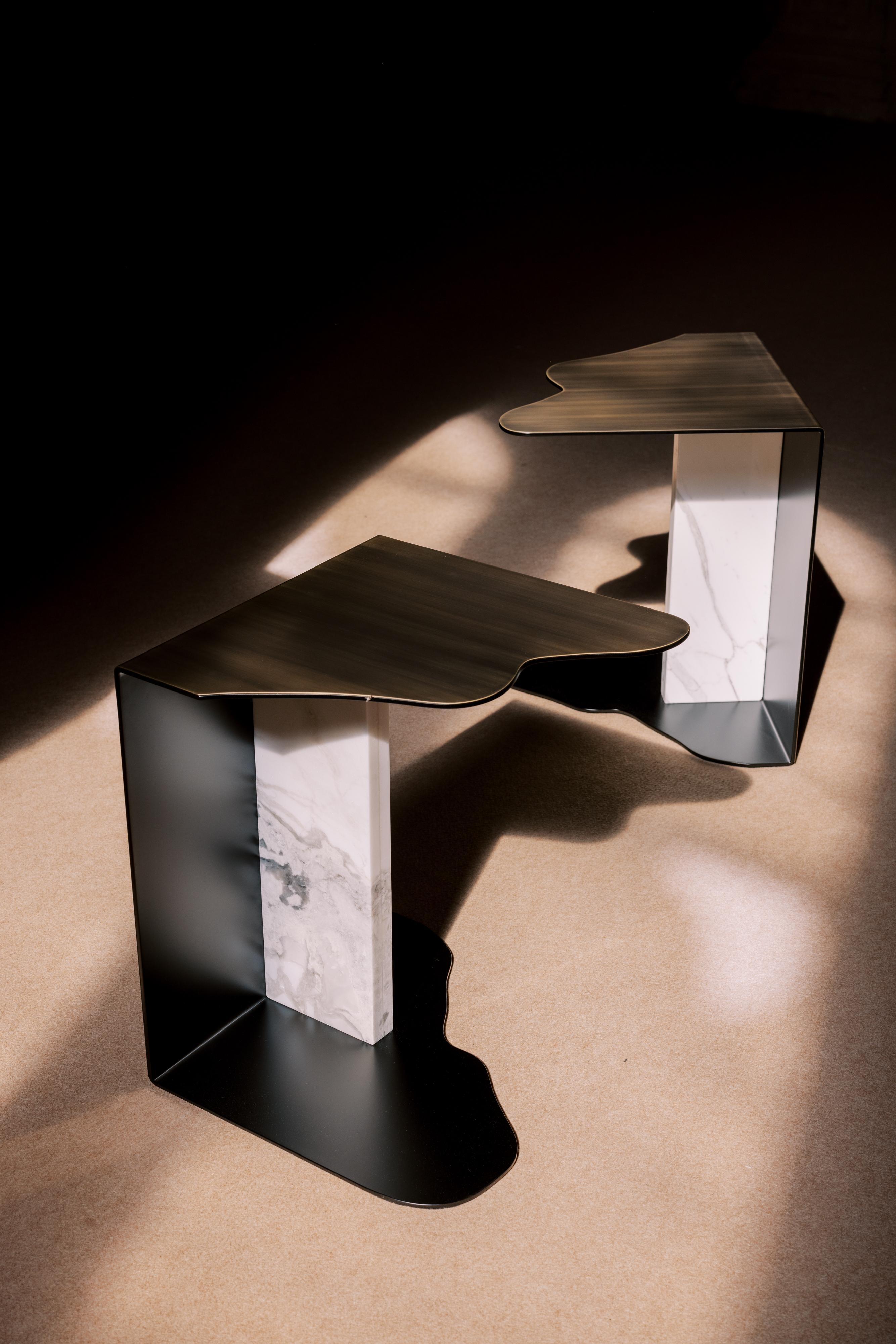 Mid-Century Modern Table d'appoint brute moderne du milieu du siècle, marbre Calacatta, laiton, fait main Greenapple en vente