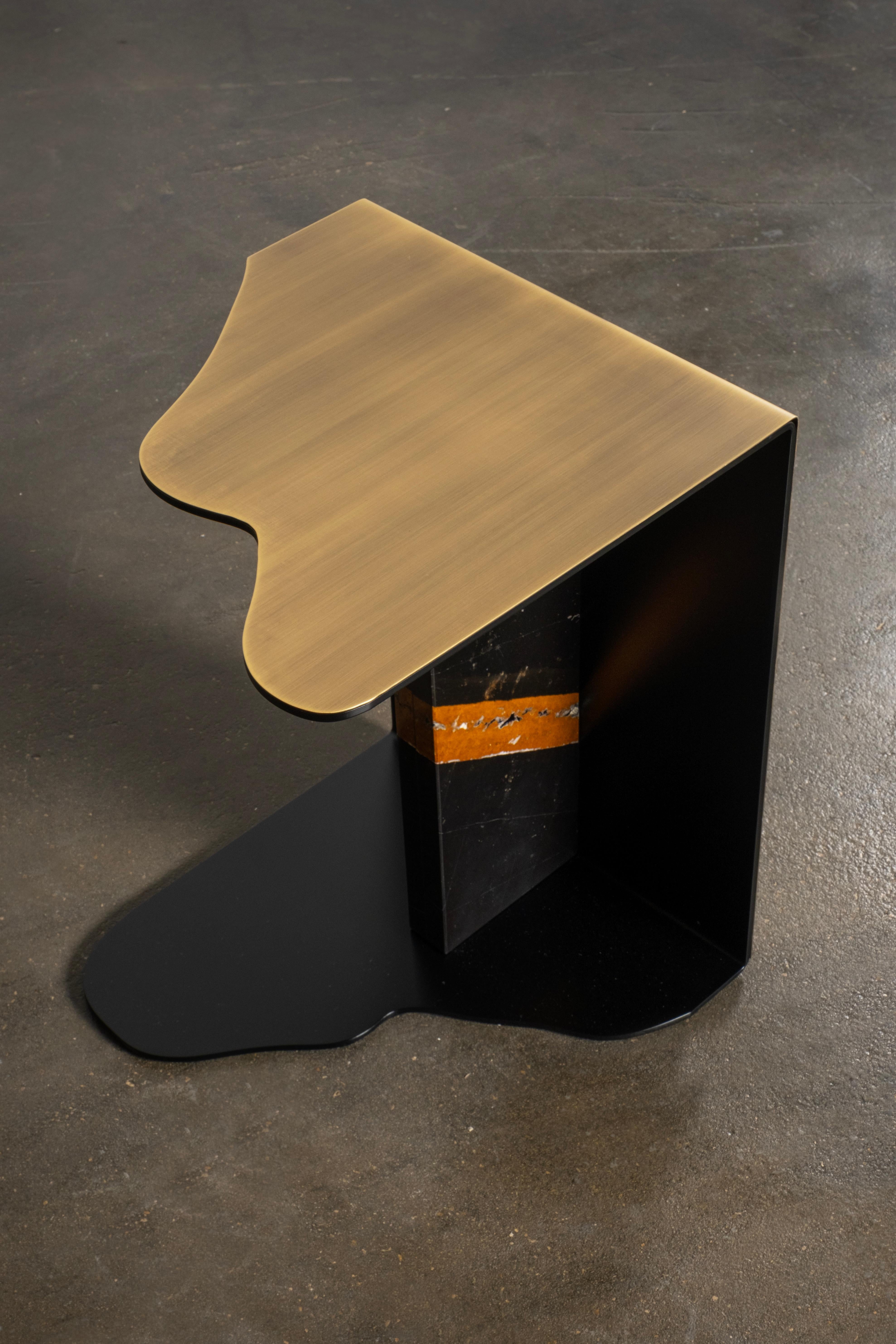 Mid-Century Modern Raw Side Table, Contemporary Collection, Handcrafted in Portugal - Europe by Greenapple.

La table d'appoint Raw Marble célèbre l'interaction entre le perfectionnisme et la beauté brute. En fusionnant des formes organiques