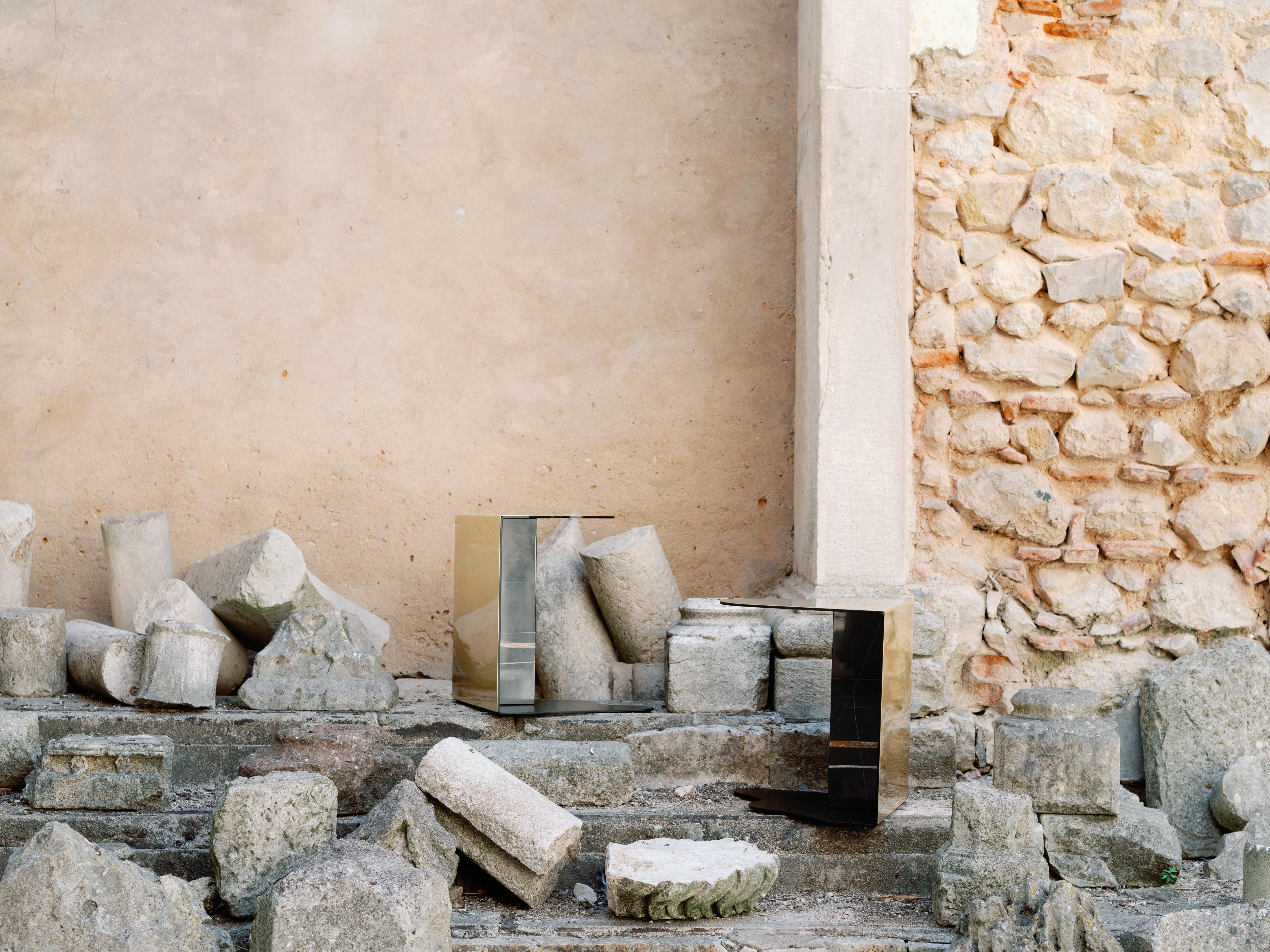 Brossé Table d'appoint organique brute, marbre Calacatta, fabriquée à la main au Portugal par Greenapple en vente