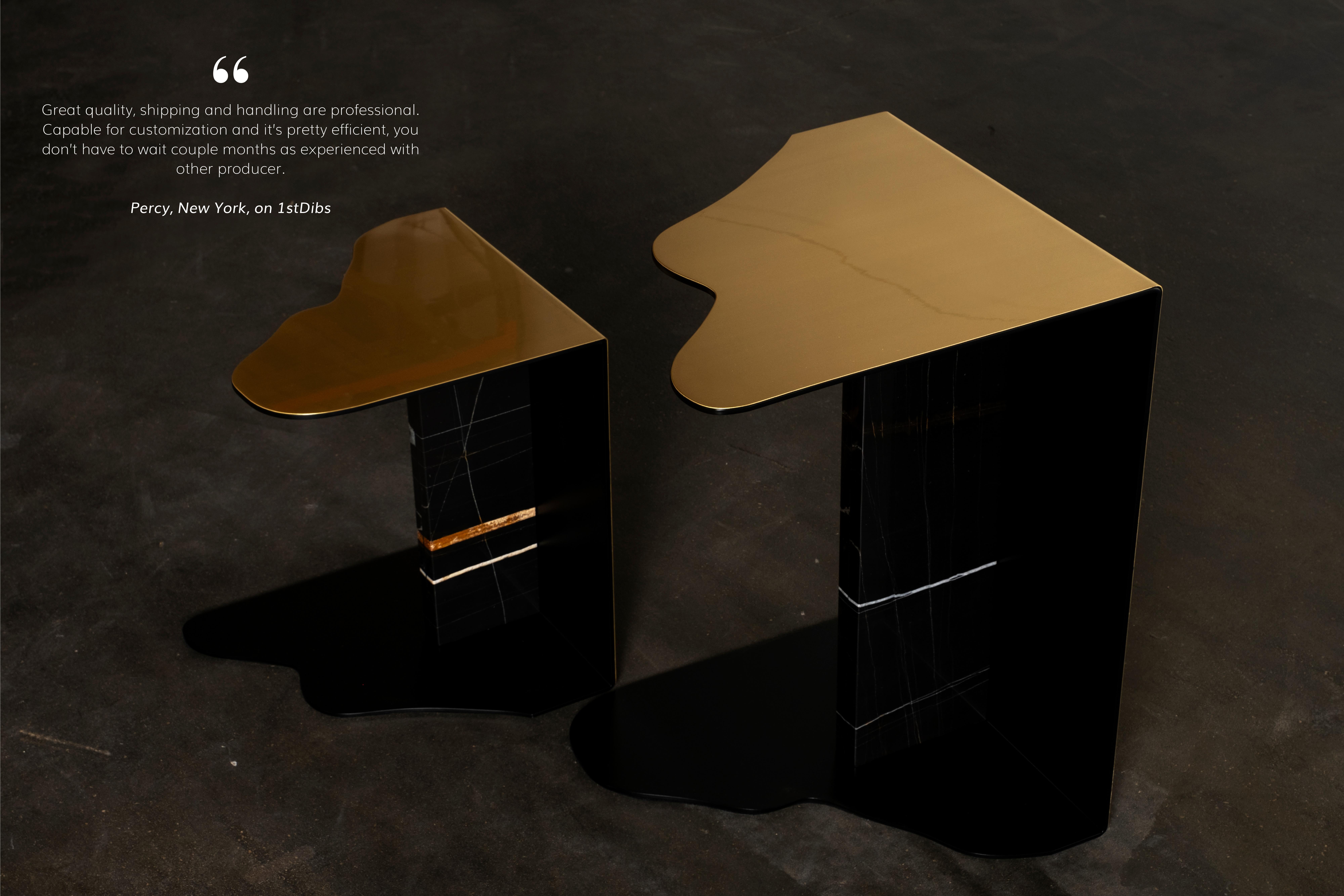 Mid-Century Modern Raw Side Table, Contemporary Collection, Handcrafted in Portugal - Europe by Greenapple.

La table d'appoint Raw Marble célèbre l'interaction entre le perfectionnisme et la beauté brute. En fusionnant des formes organiques