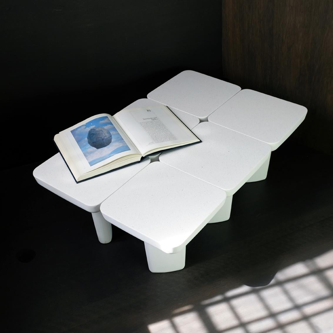 La MESA HOJA forma parte de nuestra colección de objetos monomateriales. Esta mesa baja sencilla y minimalista es a la vez humilde y atrevida, con un elegante sentido de la proporción y el equilibrio. 

Diseño: Alentes Atelier 
Material: Piedra