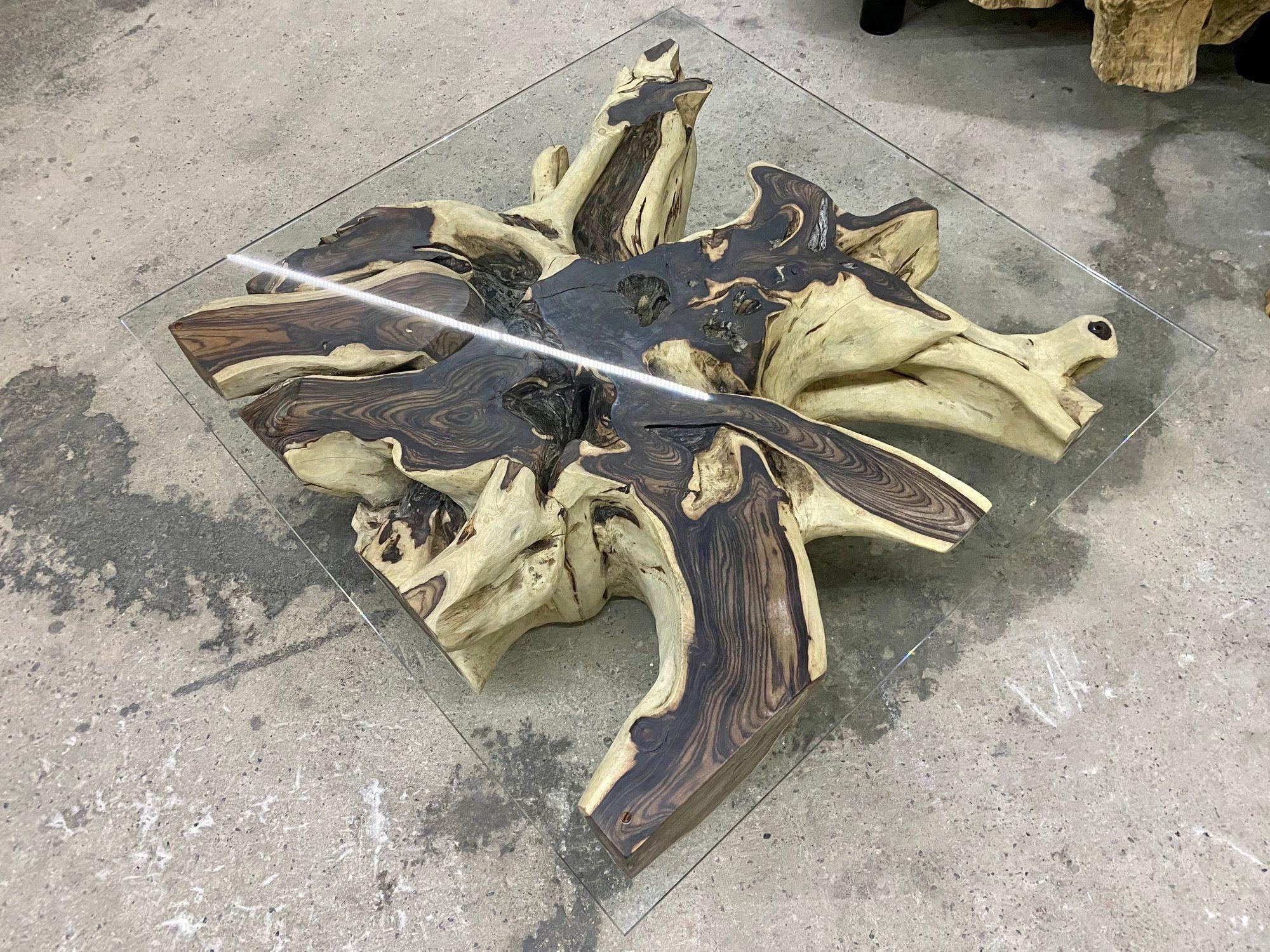Unique en son genre, table moderne en racine organique, découpée avec art dans une énorme racine de Sonokeling. Cette grande table basse/de cocktail de forme carrée est un véritable chef-d'œuvre et impressionne par son grain fantastique et le
