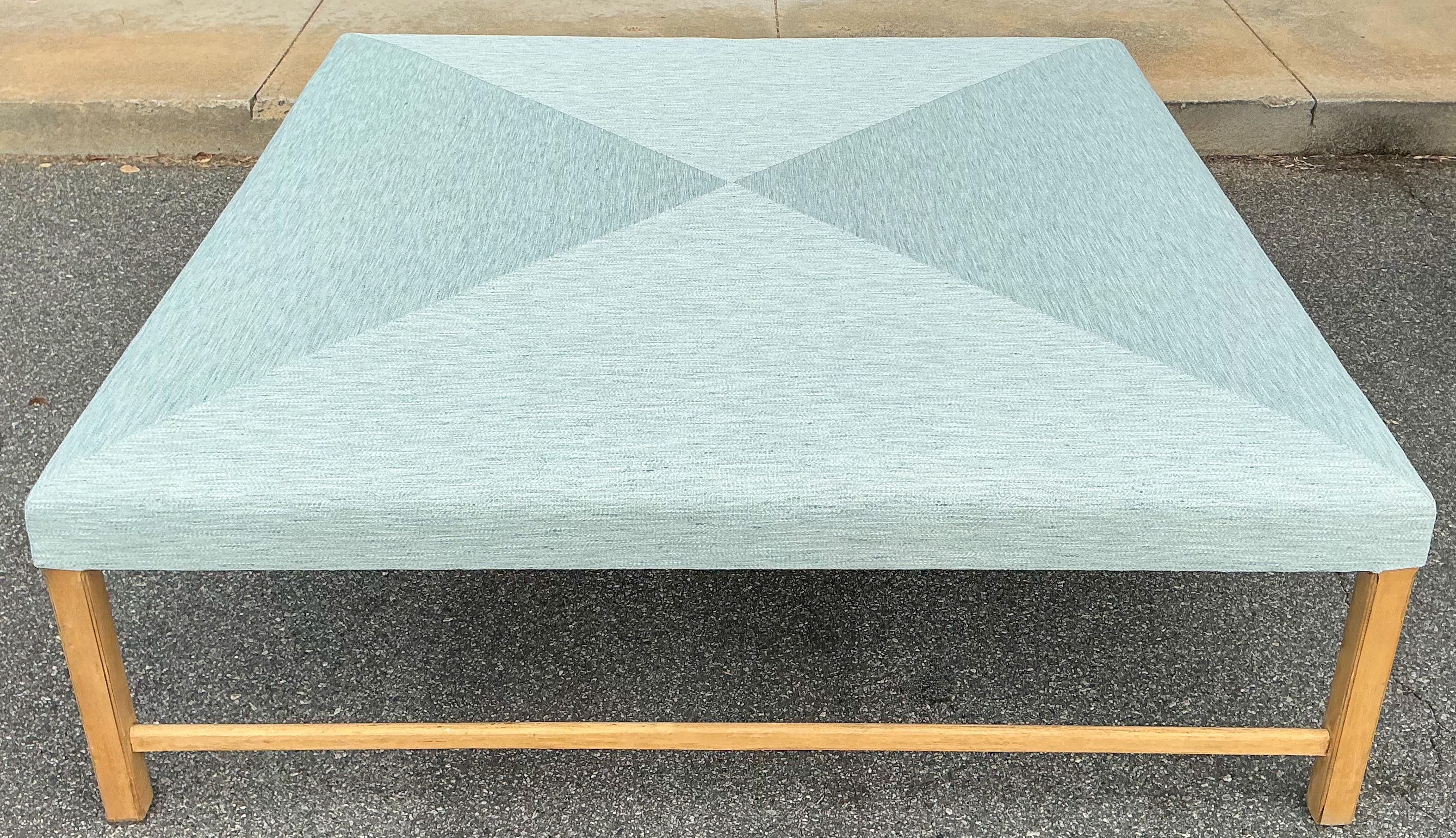 Moderner Bio-Modern-Ottoman/Couchtisch aus Rosenholz mit Schottenkaro in Französischem Blau und Kiefernholzrahmen (amerikanisch) im Angebot