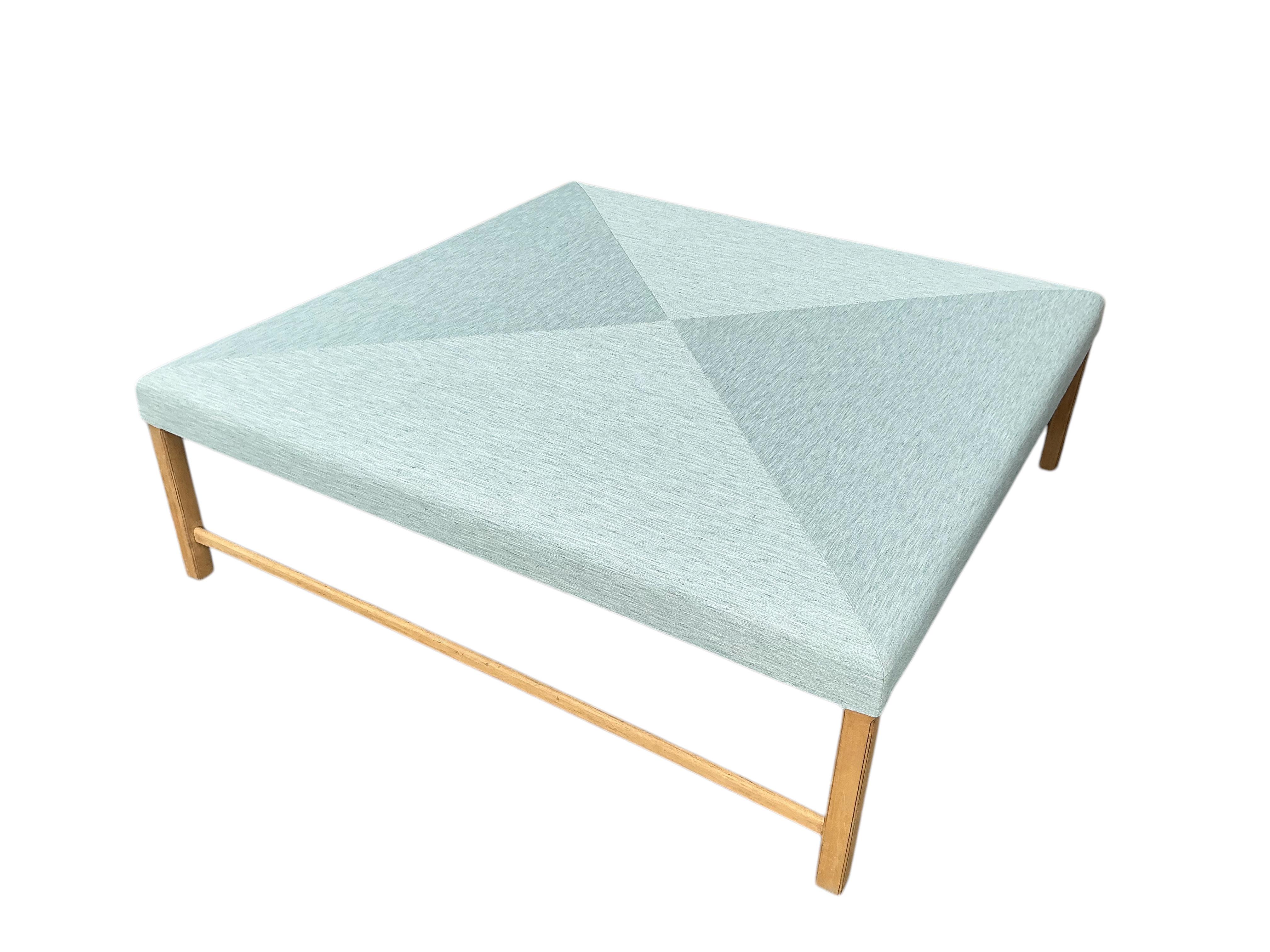 Moderner Bio-Modern-Ottoman/Couchtisch aus Rosenholz mit Schottenkaro in Französischem Blau und Kiefernholzrahmen im Zustand „Gut“ im Angebot in Kennesaw, GA