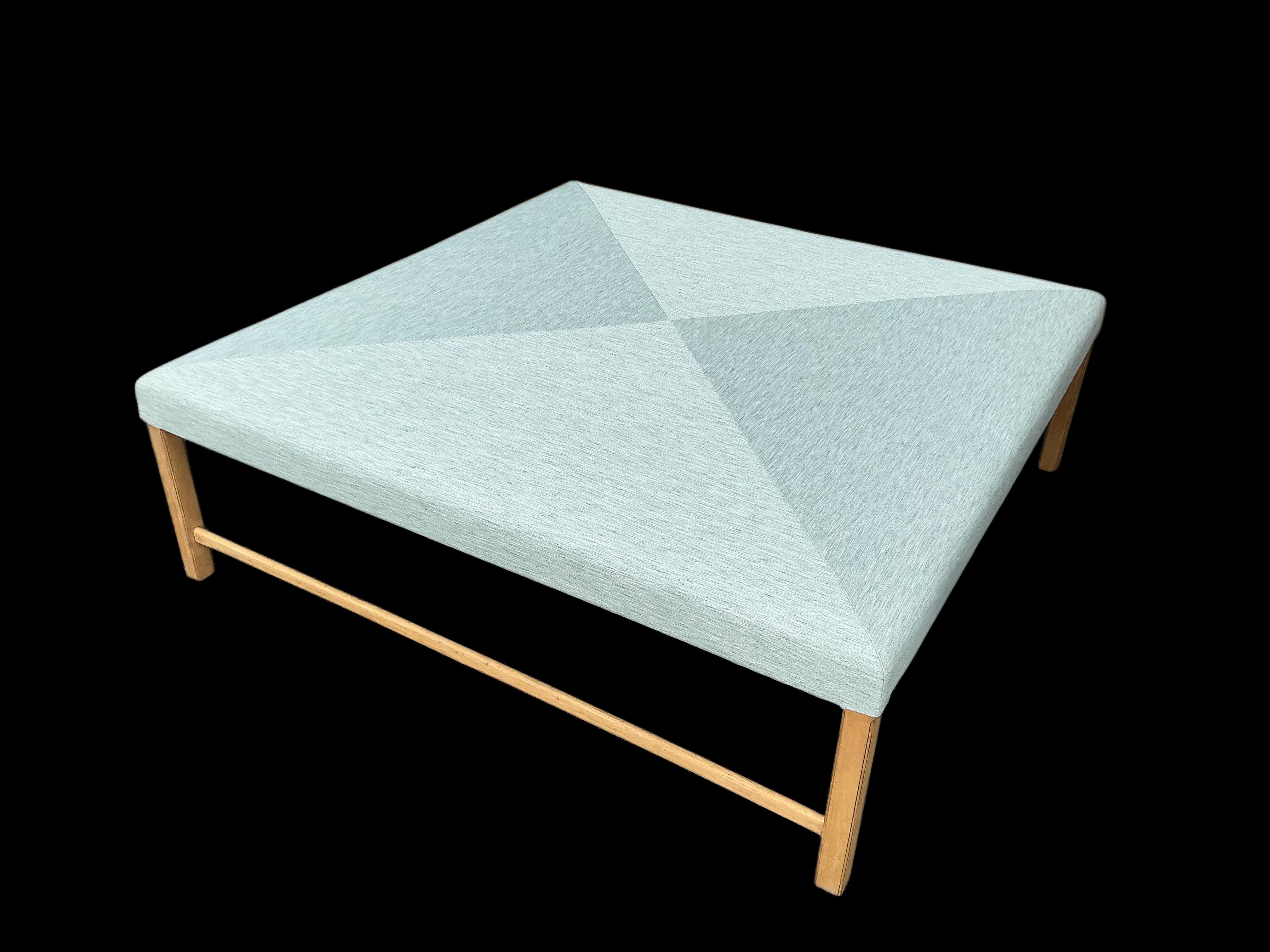 Moderner Bio-Modern-Ottoman/Couchtisch aus Rosenholz mit Schottenkaro in Französischem Blau und Kiefernholzrahmen (Polster) im Angebot