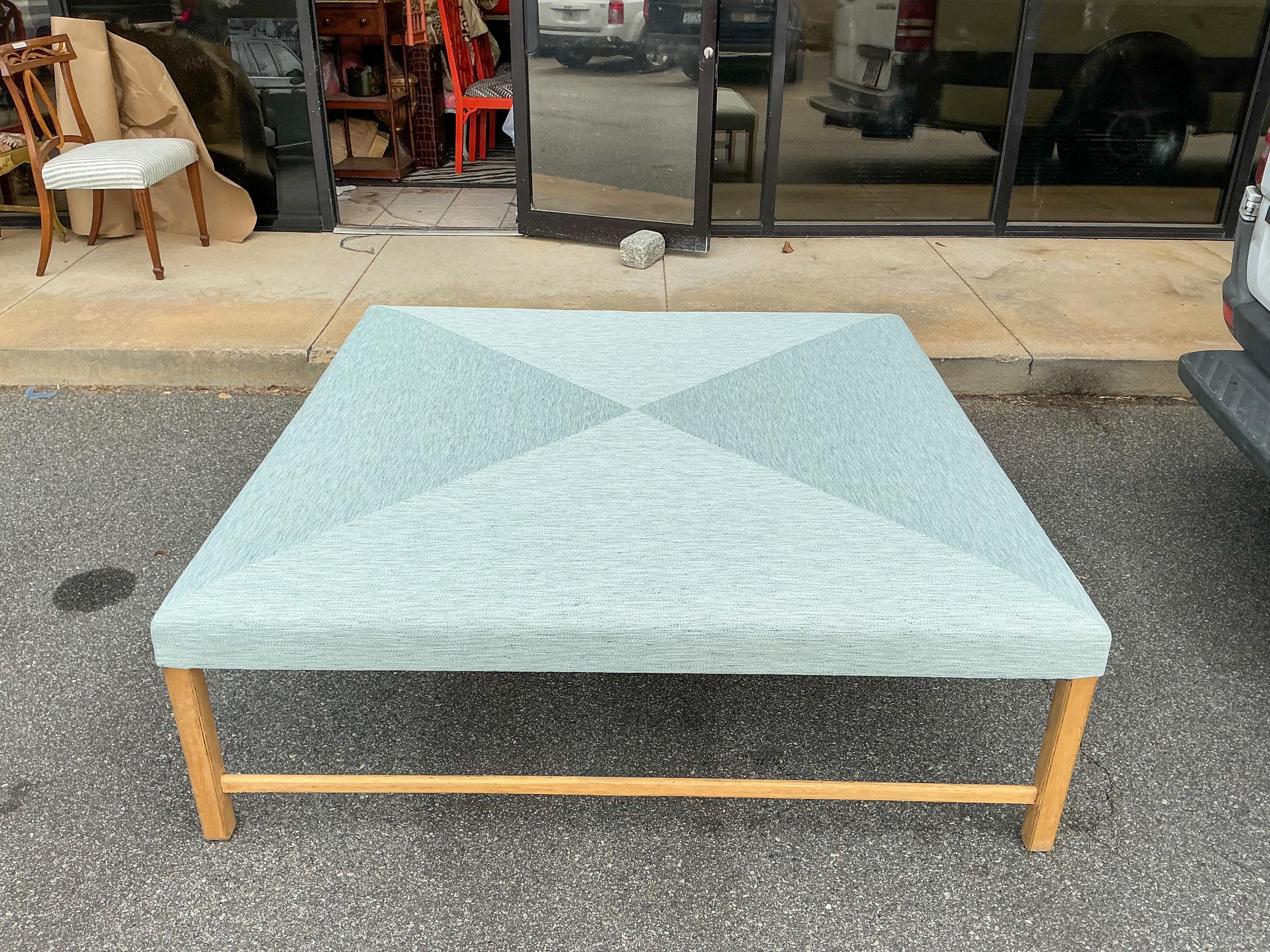 Moderner Bio-Modern-Ottoman/Couchtisch aus Rosenholz mit Schottenkaro in Französischem Blau und Kiefernholzrahmen im Angebot 1