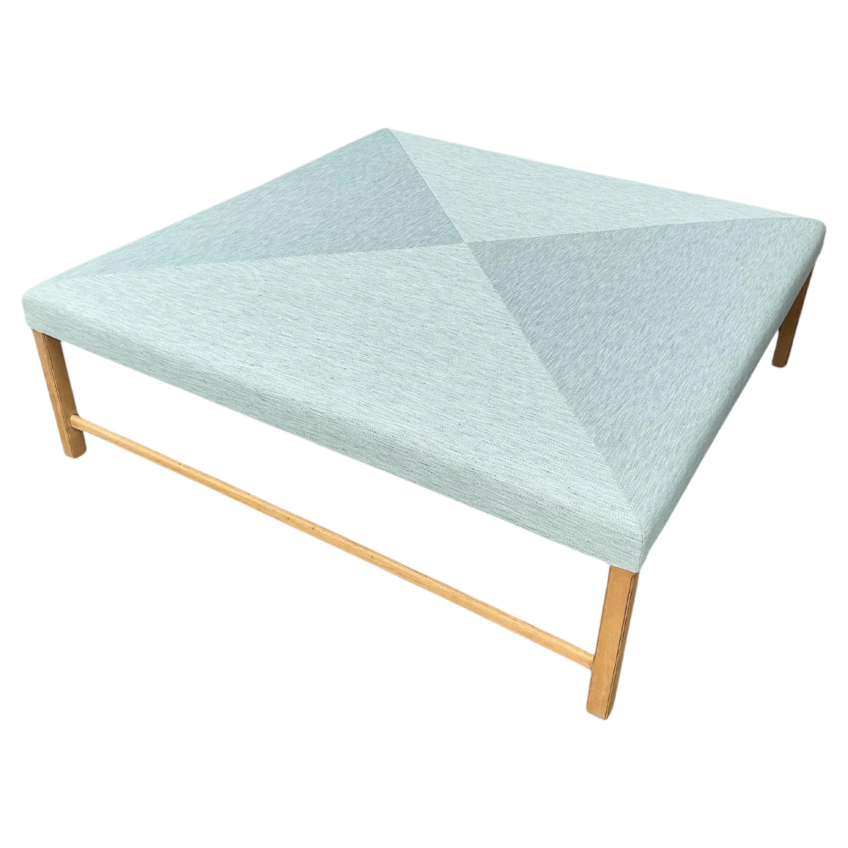 Moderner Bio-Modern-Ottoman/Couchtisch aus Rosenholz mit Schottenkaro in Französischem Blau und Kiefernholzrahmen im Angebot
