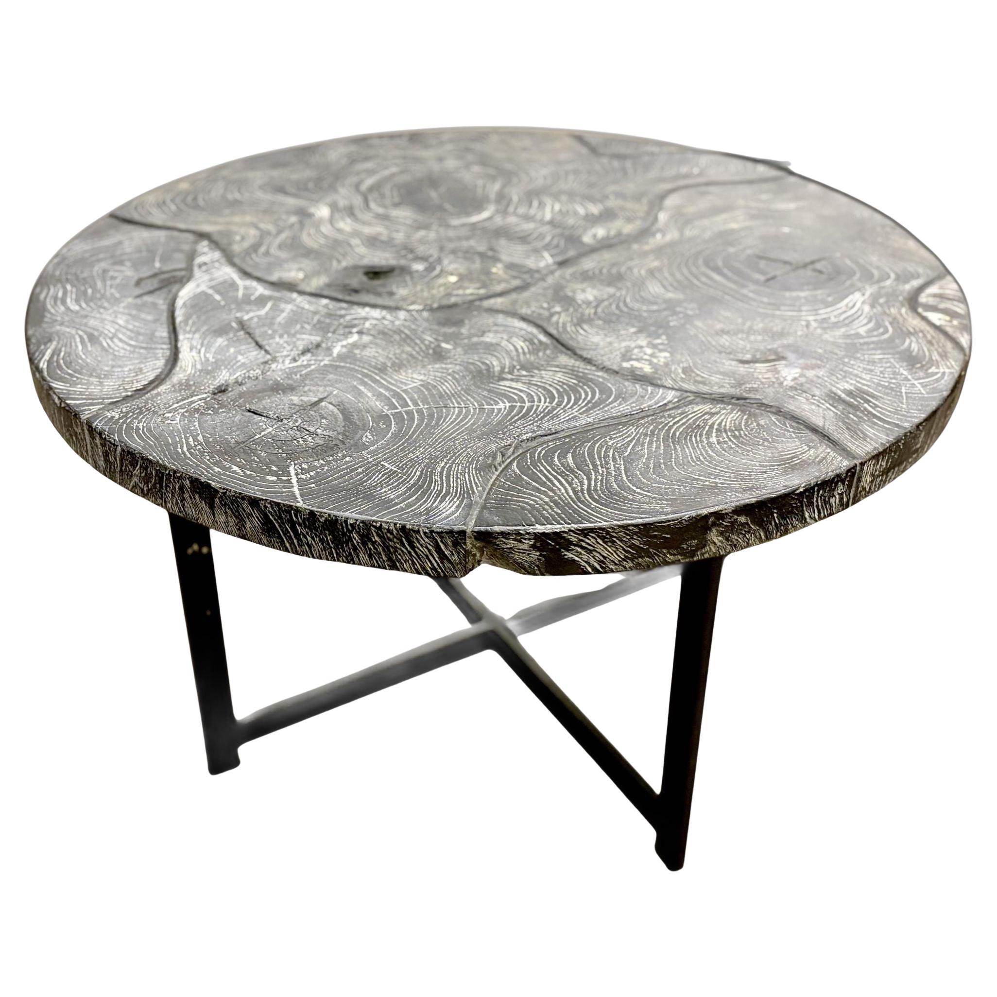 Table basse ronde organique moderne noire - Bois de suar laqué spécial, IDN 2025