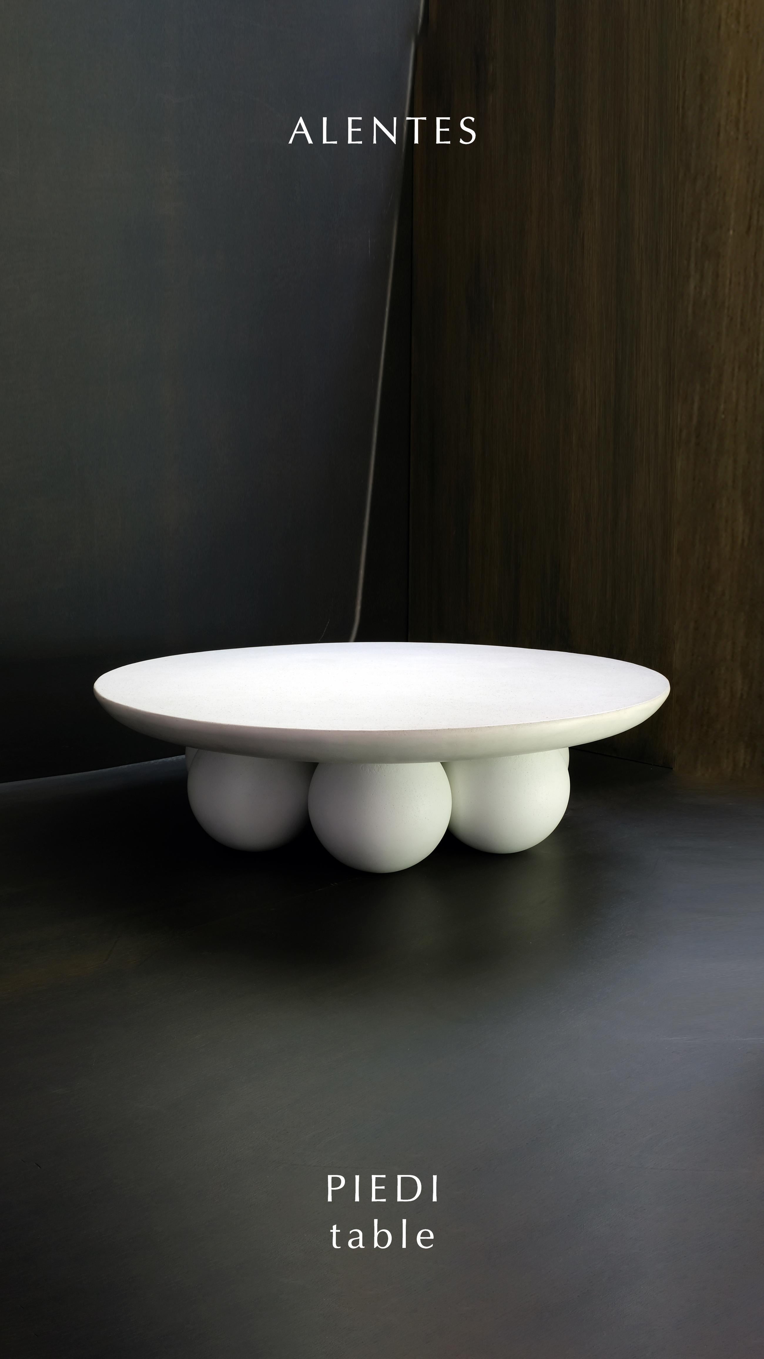 PIEDI COFFEE TABLE gehört zu unserer Kollektion von Objekten aus einem einzigen Material. Das mühelose Zusammenspiel des monolithischen Körpers mit den beweglichen Füßen verleiht diesem Stück seine spielerische Schönheit. 

Entwurf: Alentes Atelier