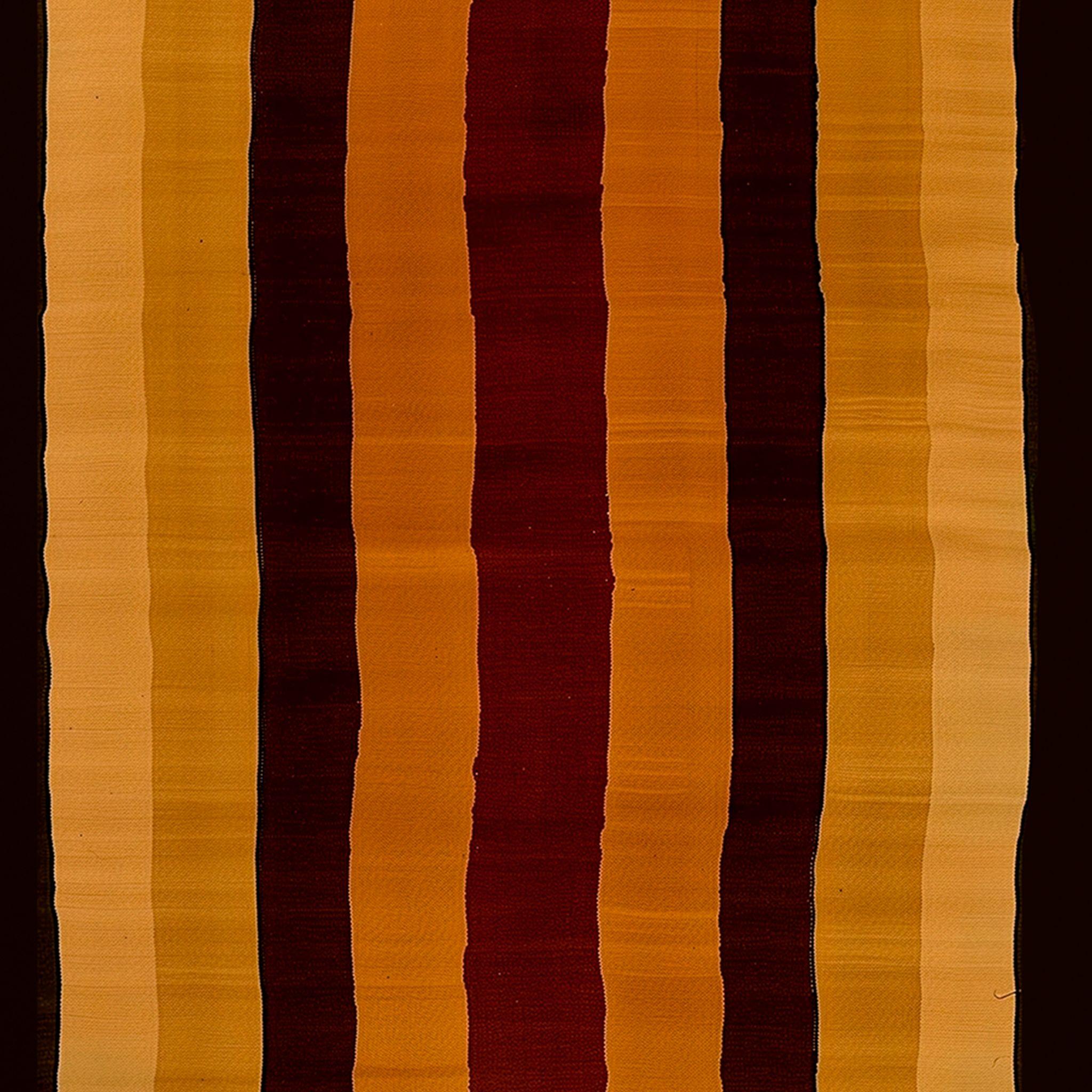 Alfombra Moderna Ecológica Patrón Étnico de Rayas Rojo, Marrón, Naranja, Amarillo, Negro

La Alfombra Almizcle presenta un diseño sutil pero contundente. Sus colores terrosos evocan un rico tapiz de aromas amaderados y terrosos, transportándote a un