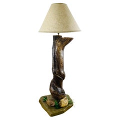 Rustikale Baumtruhen-Tischlampe in Form eines Baumstamms auf einem Steinsockel, Organische Moderne