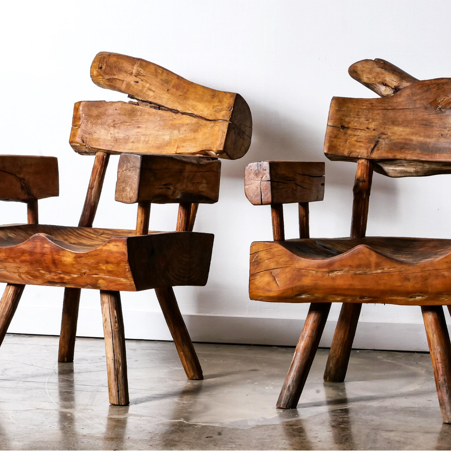 Preciosas sillas de tronco de madera de sabino talladas a mano, procedentes de México, hacia 1970. Esta interpretación un tanto primitiva de la estética orgánica del diseño moderno/brutalista honra realmente el material natural con mínimas