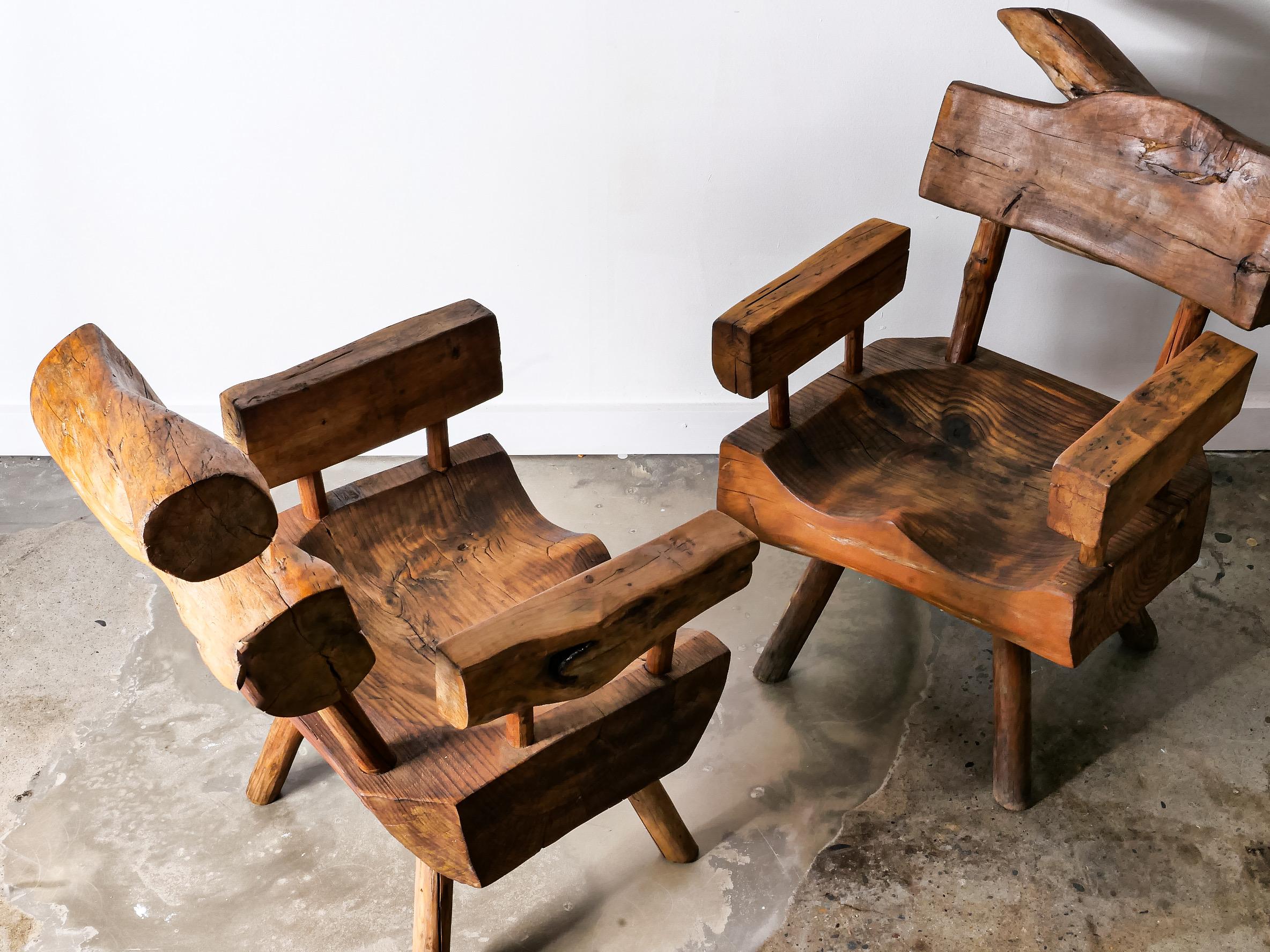 Pareja de sillones de madera de sabino modernos y ecológicos Tallado a mano en venta