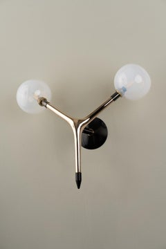 Organic Modern Sconce Gussbronze Handgeblasene weiße Glaskugeln