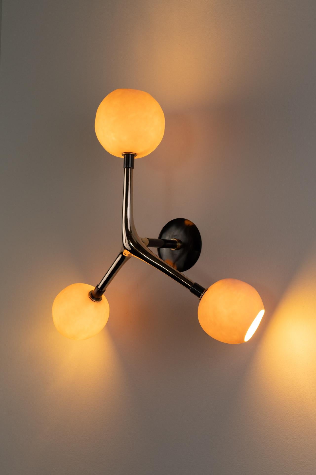 Aplique moderno orgánico fundido Bronce pulido Blanco Globos de porcelana hechos a mano Moderno orgánico en venta