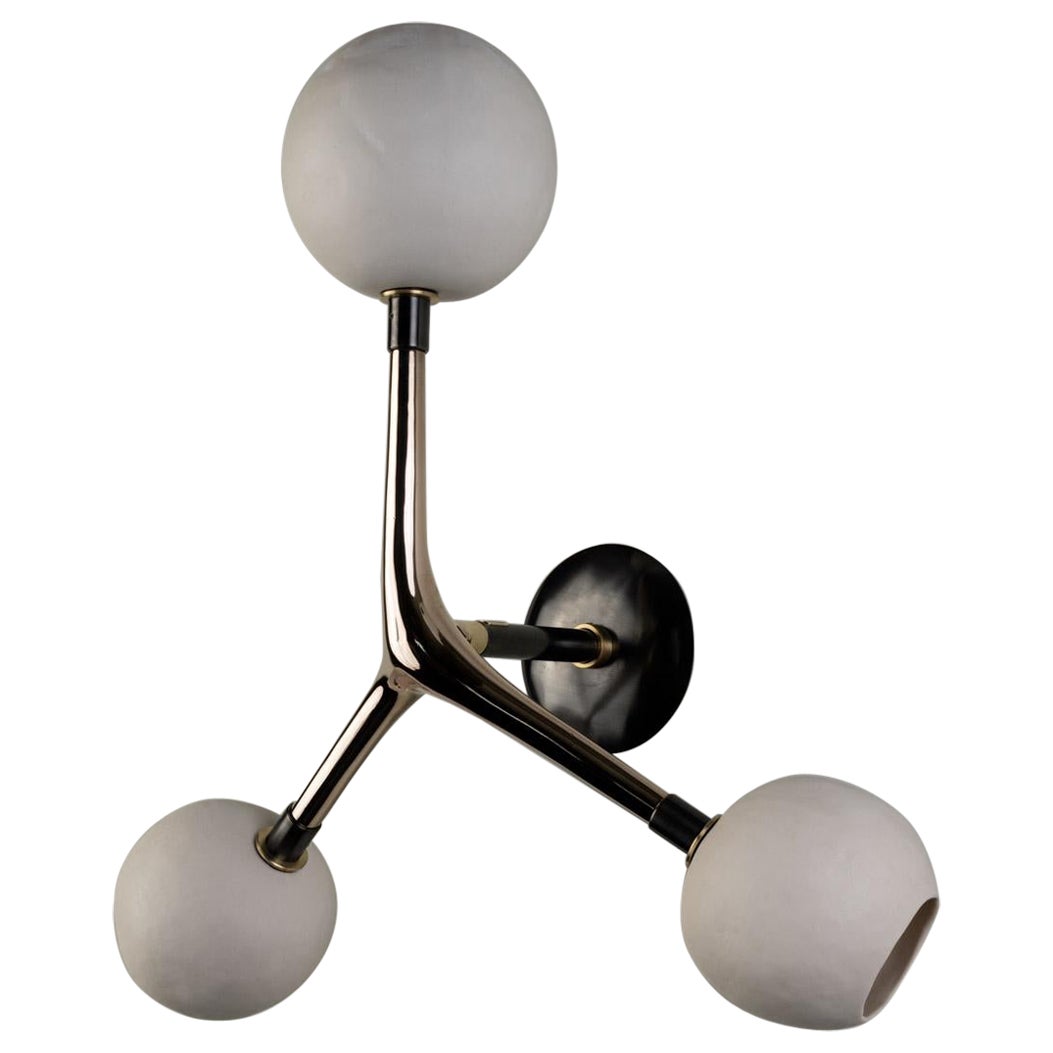 Aplique moderno orgánico fundido Bronce pulido Blanco Globos de porcelana hechos a mano en venta
