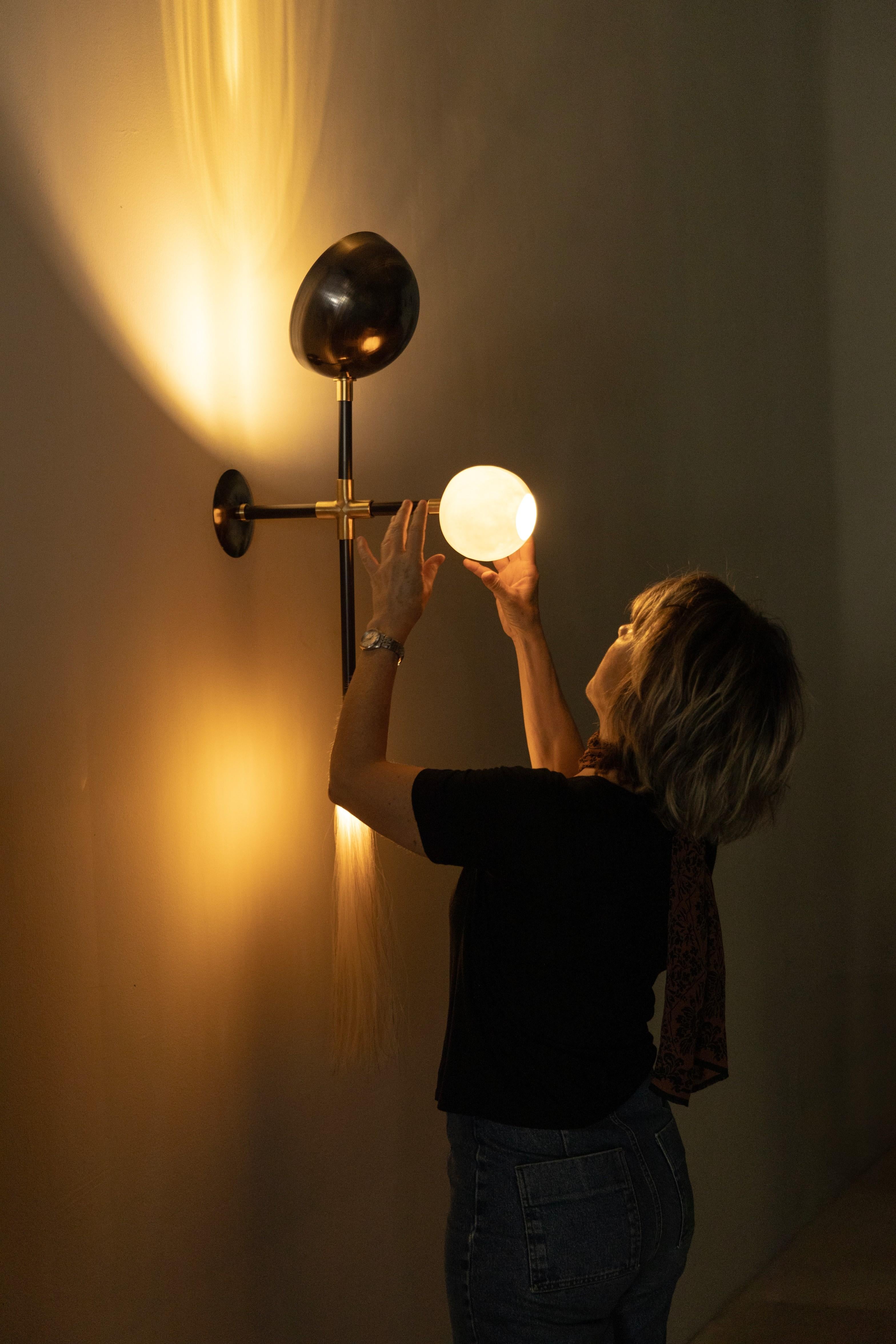 Organic Modern Sconce Polished Finish Blown Glass Globe Natural Horsehair Tassel (Messing) im Angebot