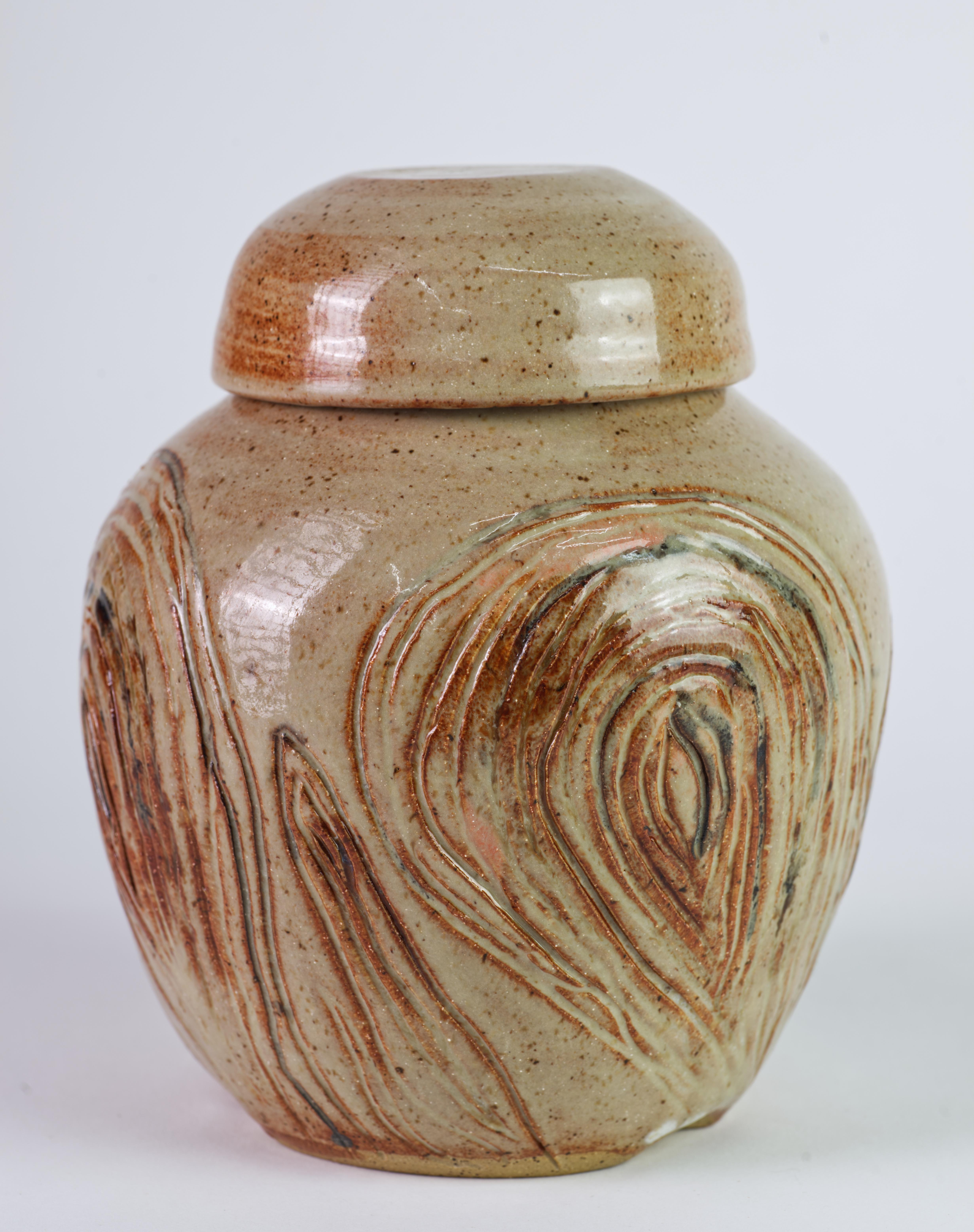  Il barattolo di zenzero in ceramica vintage con coperchio è decorato con motivi grafici astratti con la tecnica dello sgraffito; il capo è smaltato con uno smalto salato di colore marrone-grigio con spruzzi di diverse tonalità di marrone sulle aree