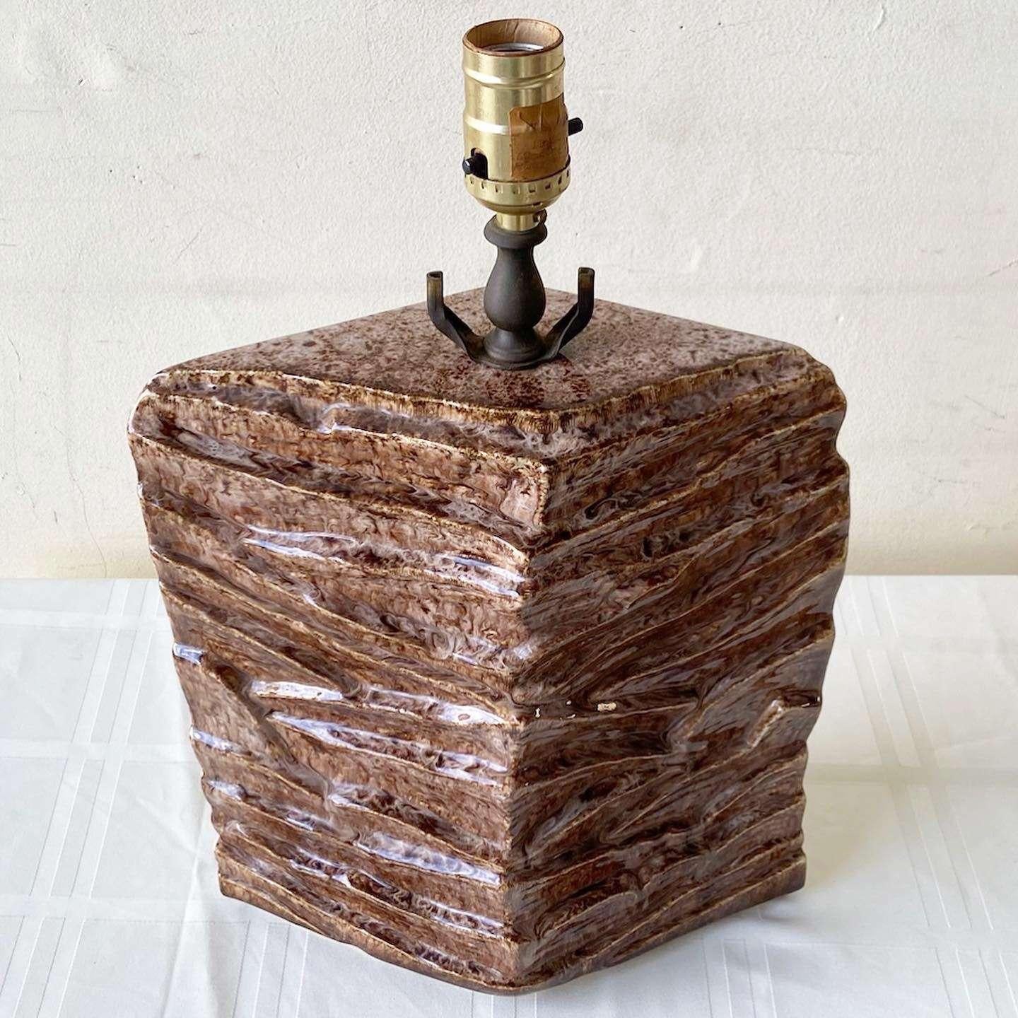Außergewöhnliche organische moderne Tischlampe im Vintage-Stil. Der Körper ist geformt und hat eine glänzende braune Oberfläche.
