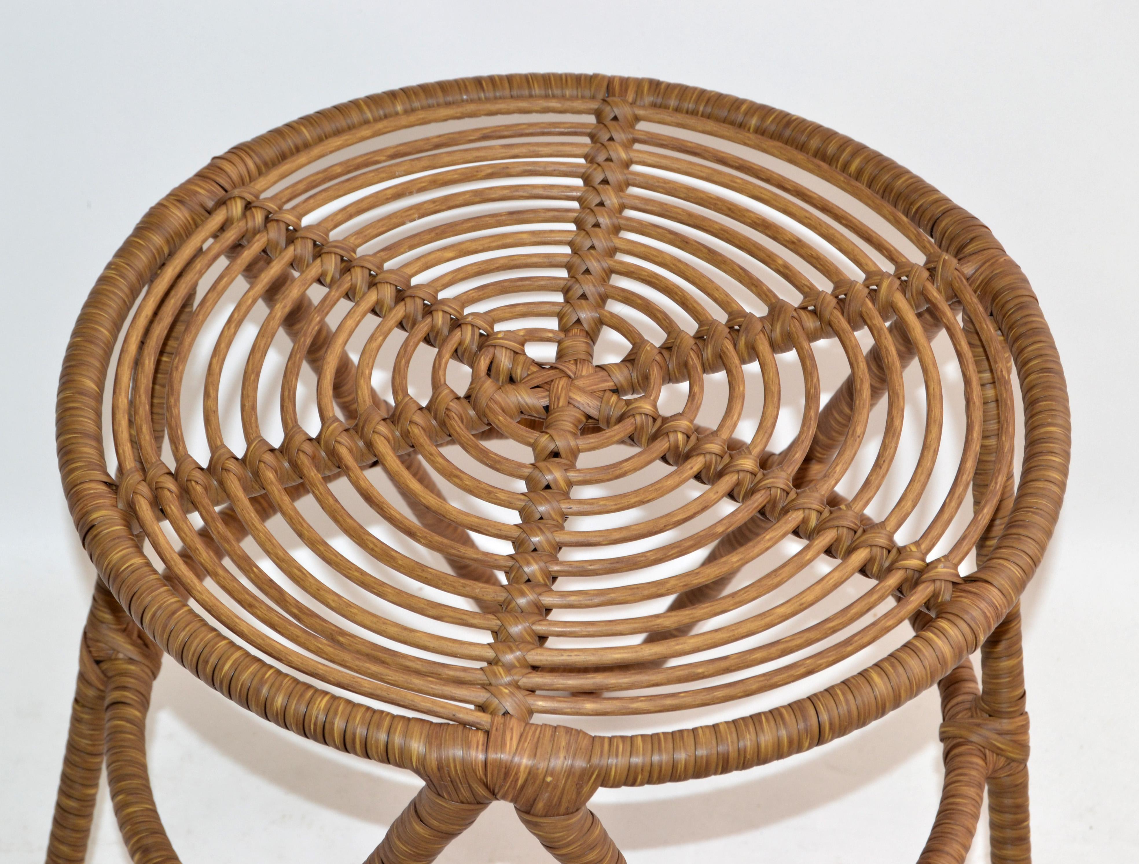 Taburete escultural moderno orgánico de 3 patas de hierro forjado con ataduras de caña tejidas a mano Hecho a mano en venta