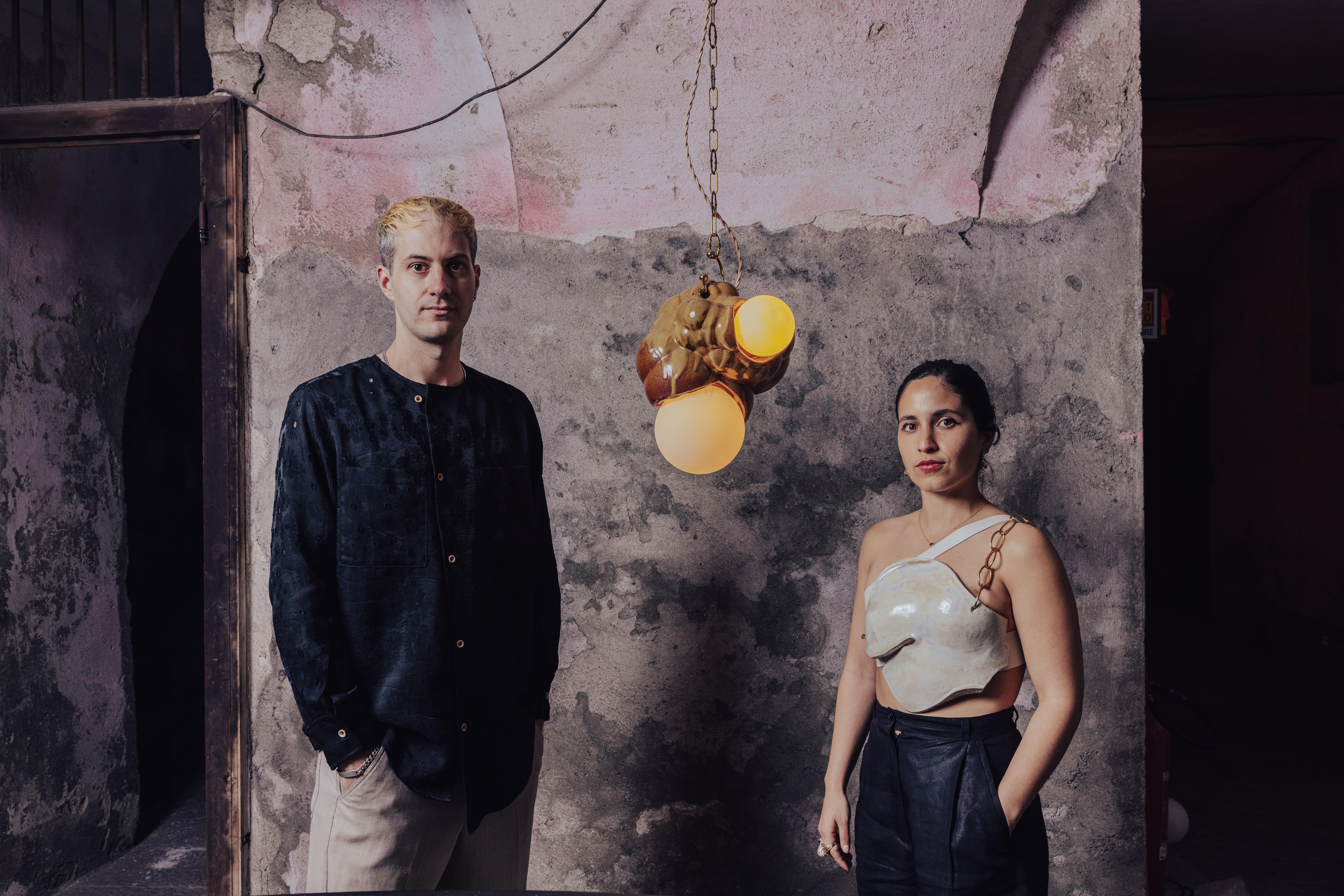 Lámpara de araña colgante Capullo de cerámica orgánica moderna escultórica marrón verde Siglo XXI y contemporáneo en venta