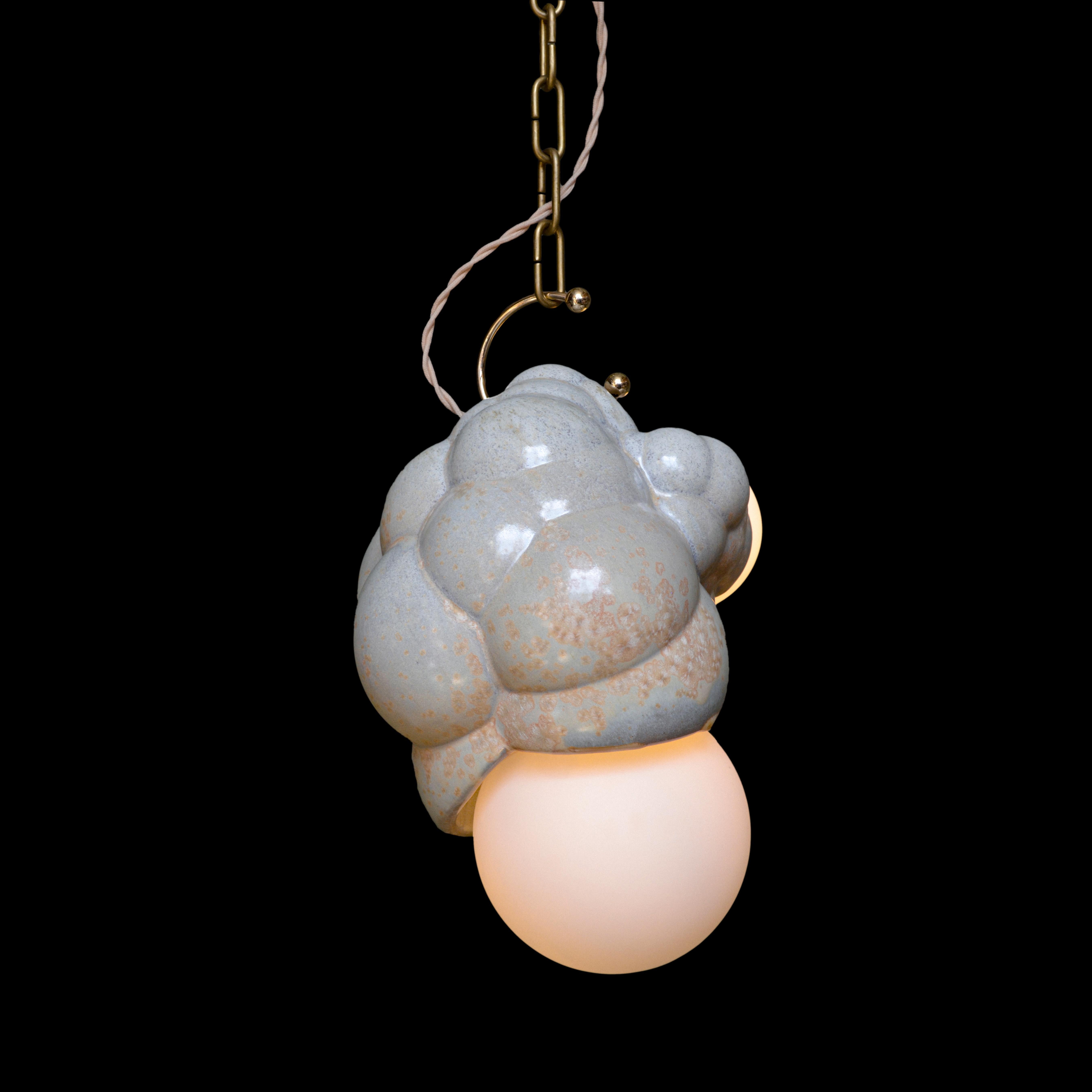 Organico moderno Lampadario a sospensione organico moderno scultoreo in ceramica a bolle d'aria Capullo in crema in vendita