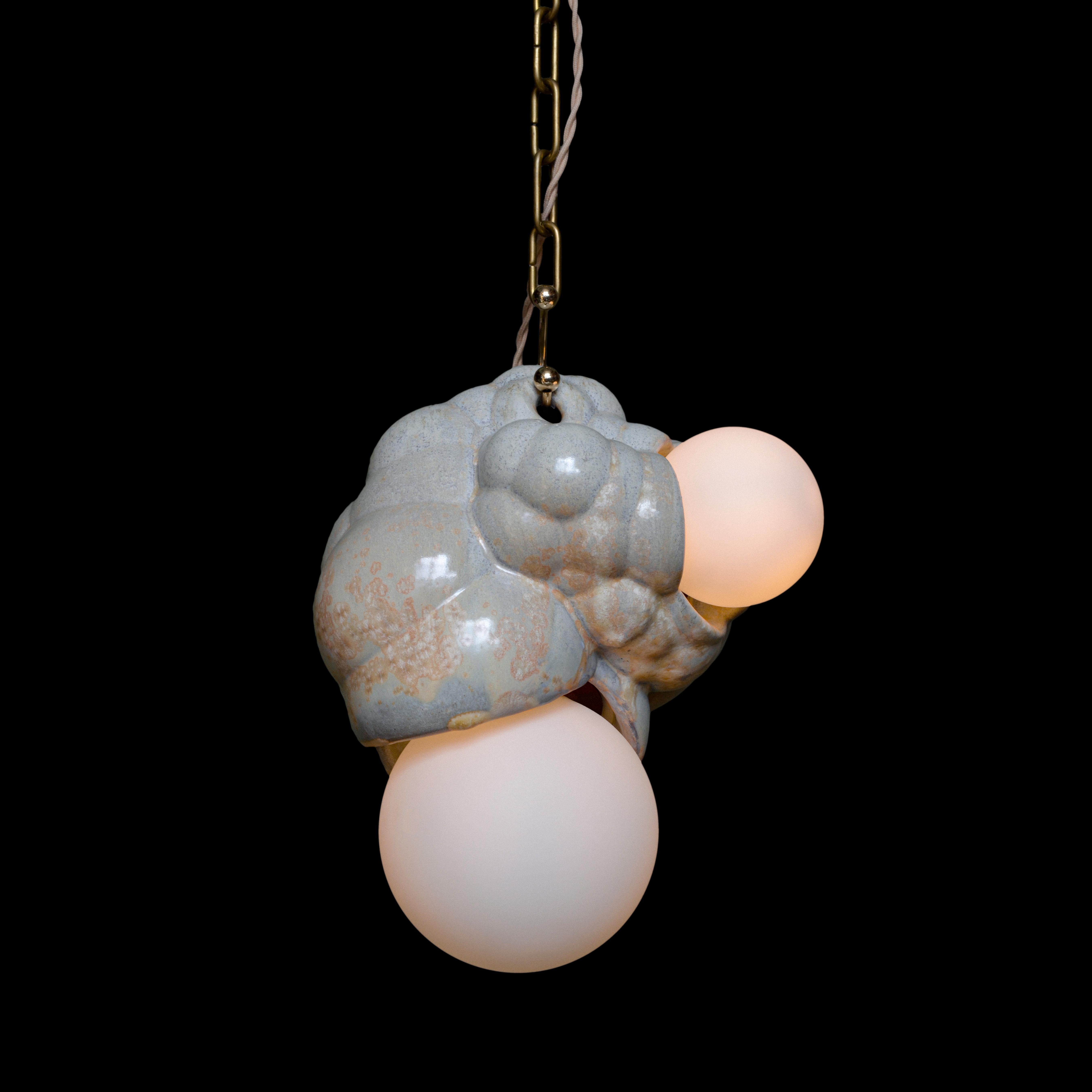 Americano Lampadario a sospensione organico moderno scultoreo in ceramica a bolle d'aria Capullo in crema in vendita