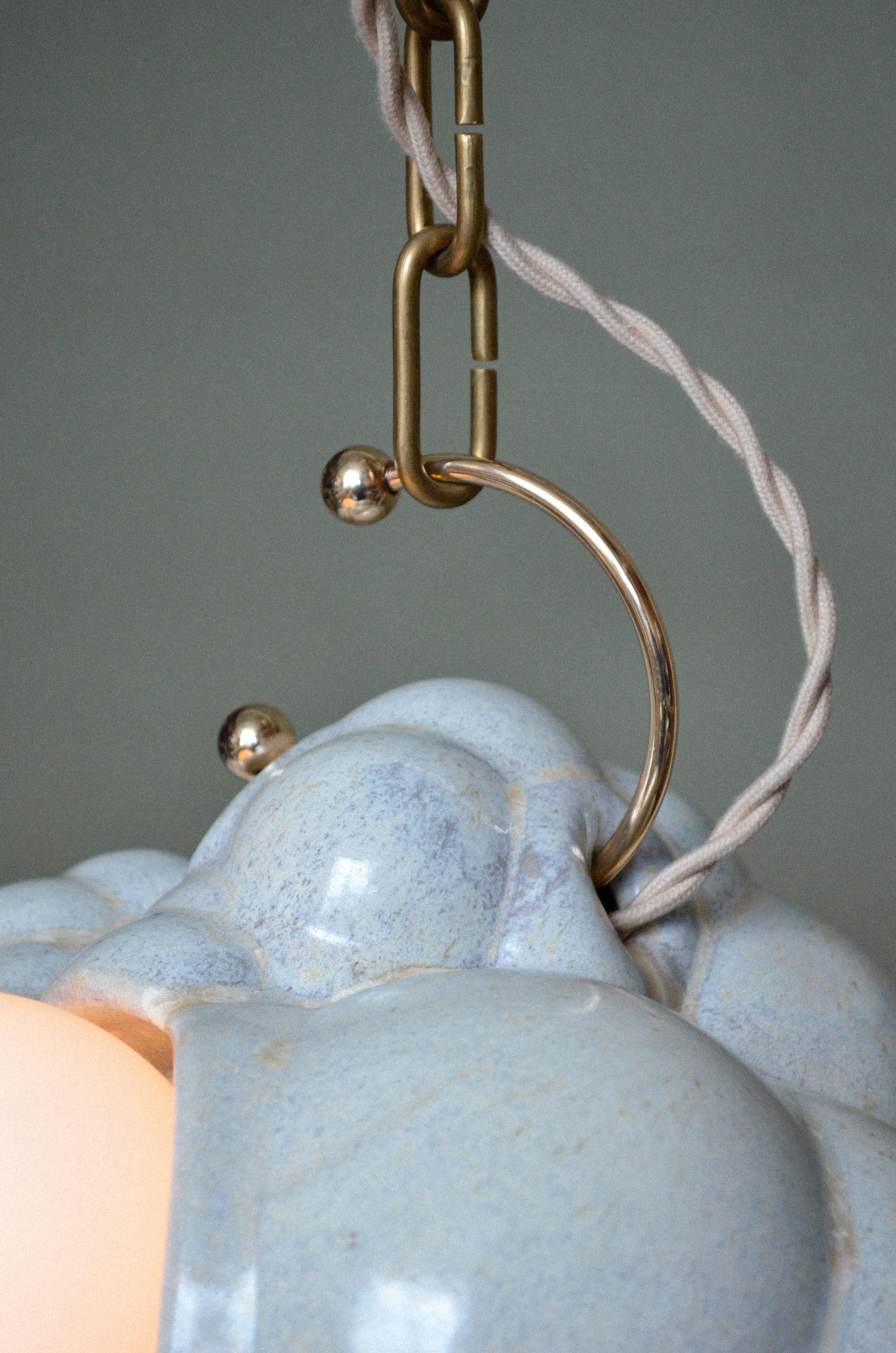 Smaltato Lampadario a sospensione organico moderno scultoreo in ceramica a bolle d'aria Capullo in crema in vendita