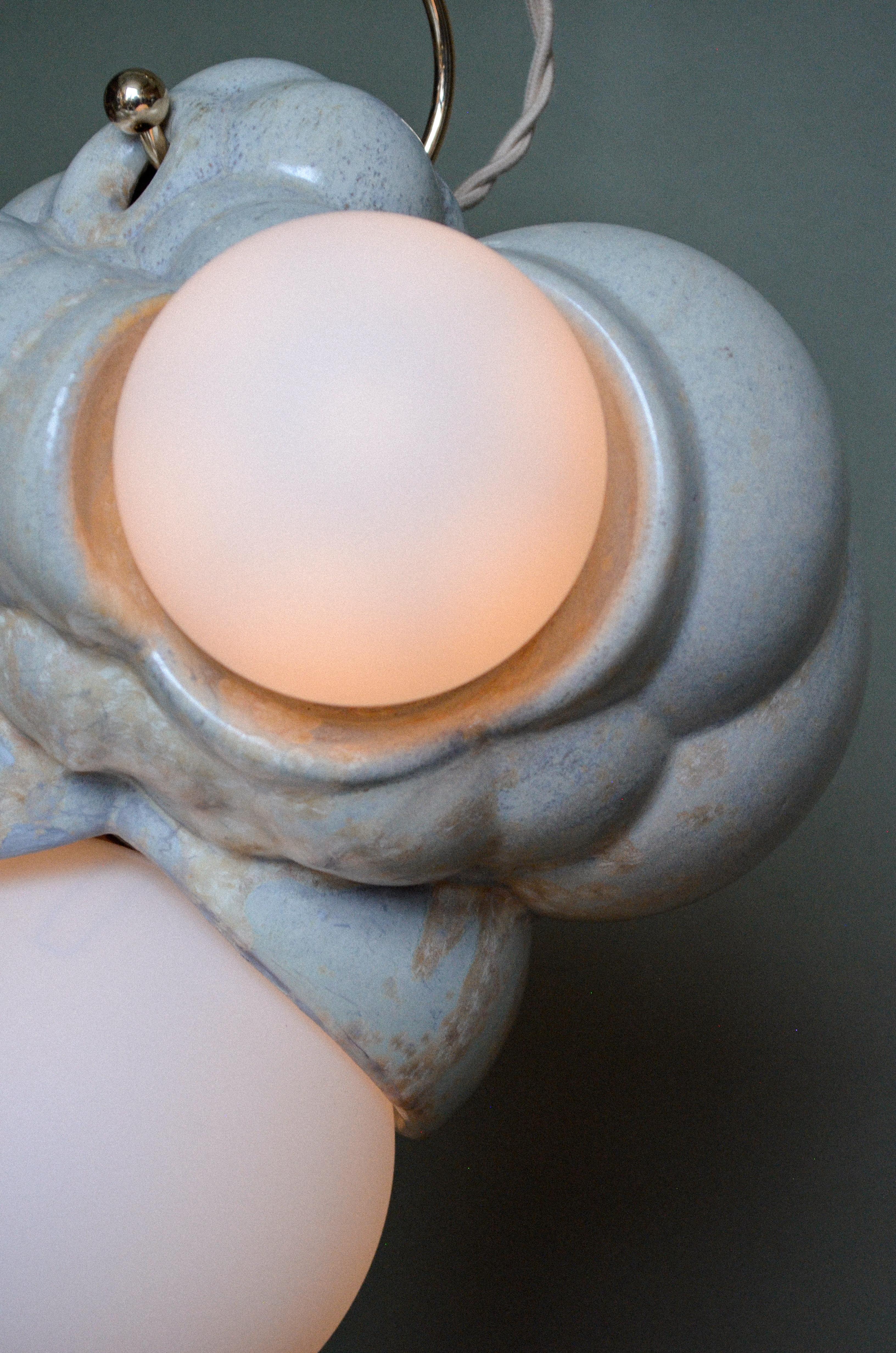 Lampadario a sospensione organico moderno scultoreo in ceramica a bolle d'aria Capullo in crema In condizioni Nuovo in vendita a Brooklyn, NY