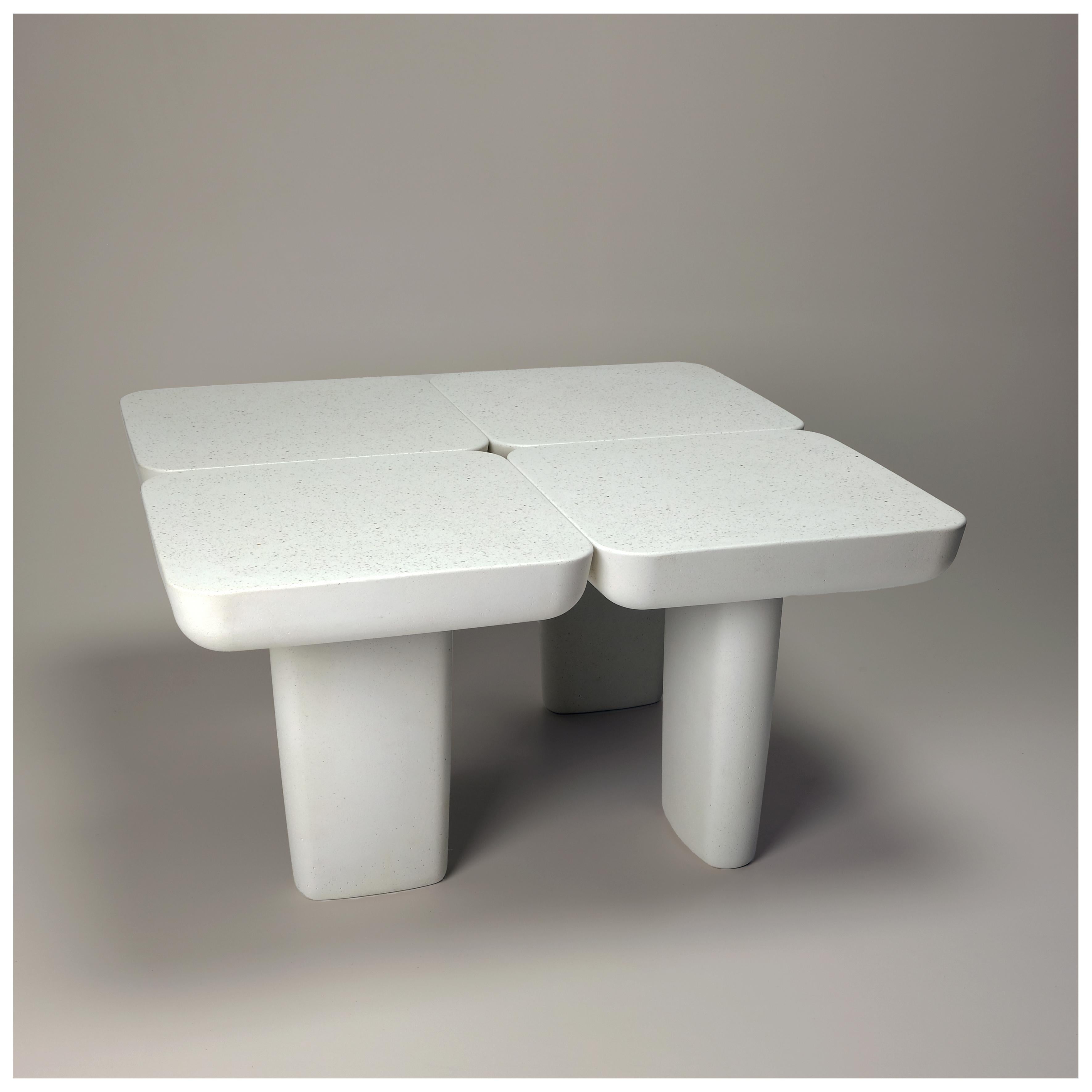 Grec Table basse blanche Leaf 4 Organic Modern Cast Stone d'Alentes Atelier en vente