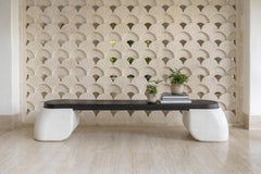 Banco Escultórico Moderno Orgánico de Hormigón y Teca Quemada - Bao