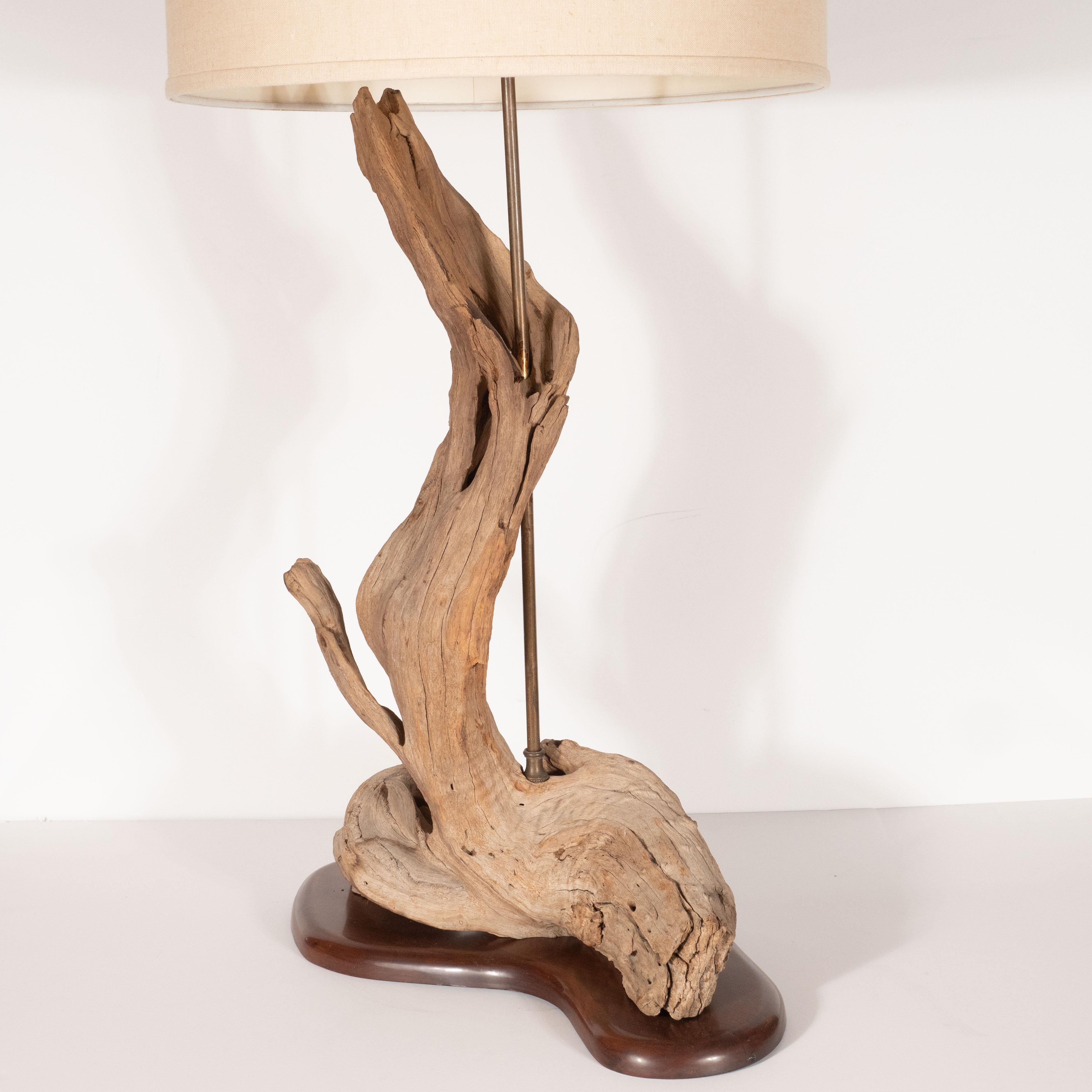 Milieu du XXe siècle Lampe de bureau sculpturale moderne et organique en bois flotté avec base en noyer frotté à la main en vente