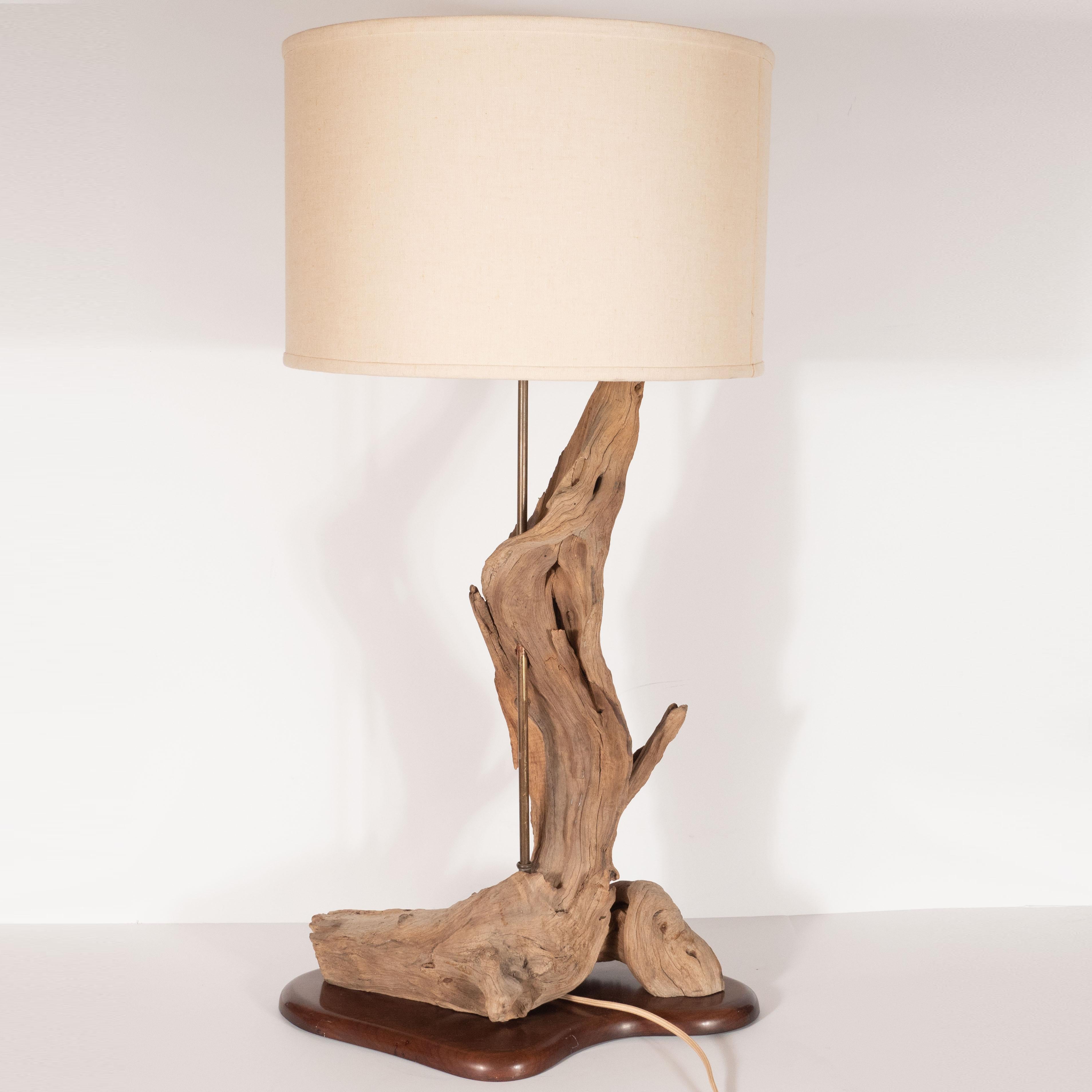 Lampe de bureau sculpturale moderne et organique en bois flotté avec base en noyer frotté à la main en vente 1