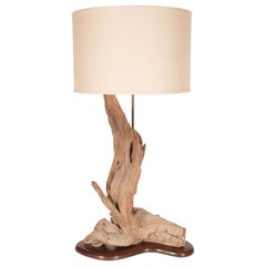 Lampe de bureau sculpturale moderne et organique en bois flotté avec base en noyer frotté à la main