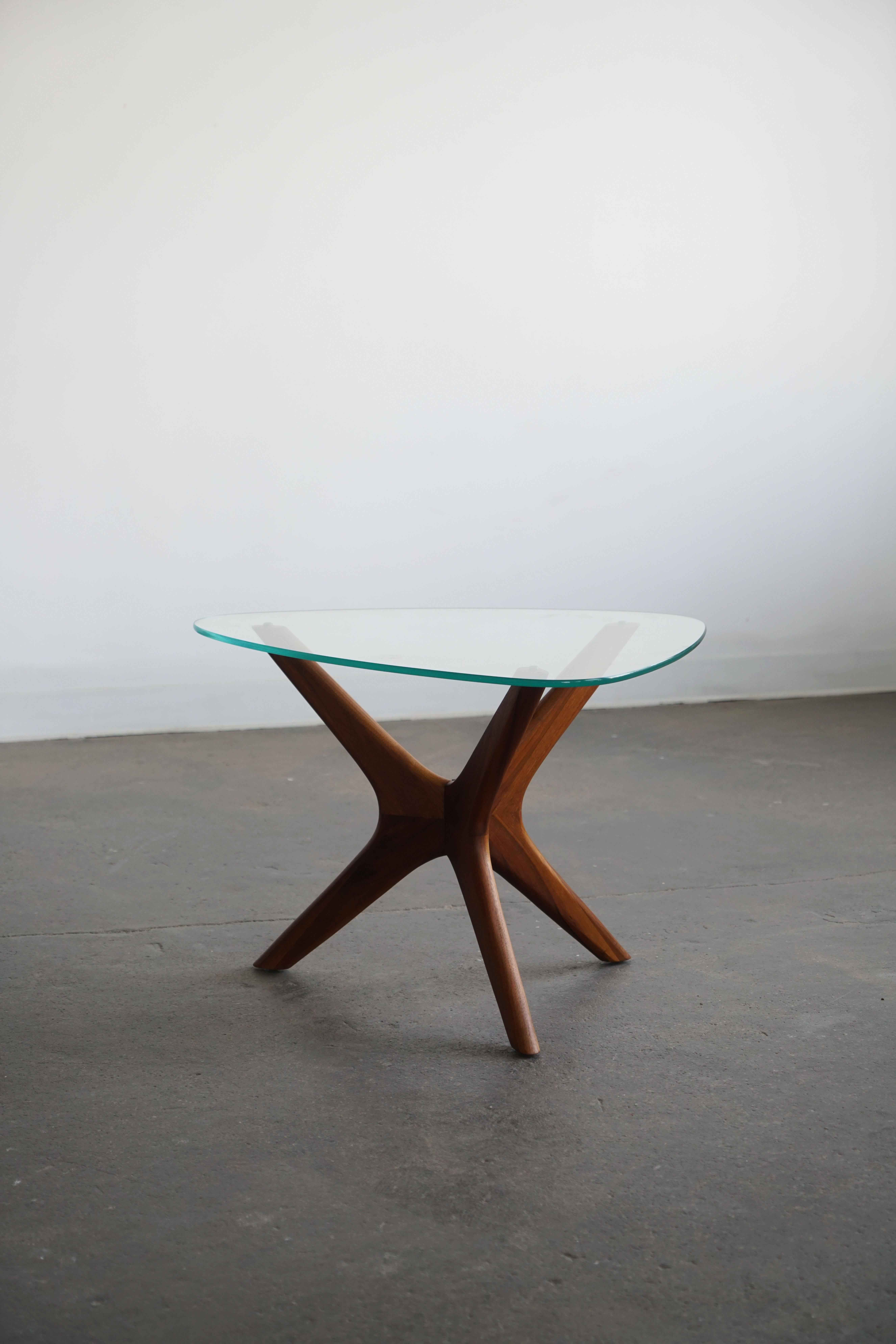 Organic modern side table with sculptural base.
USA, circa. 1965
Walnut, with glass top.
19.25