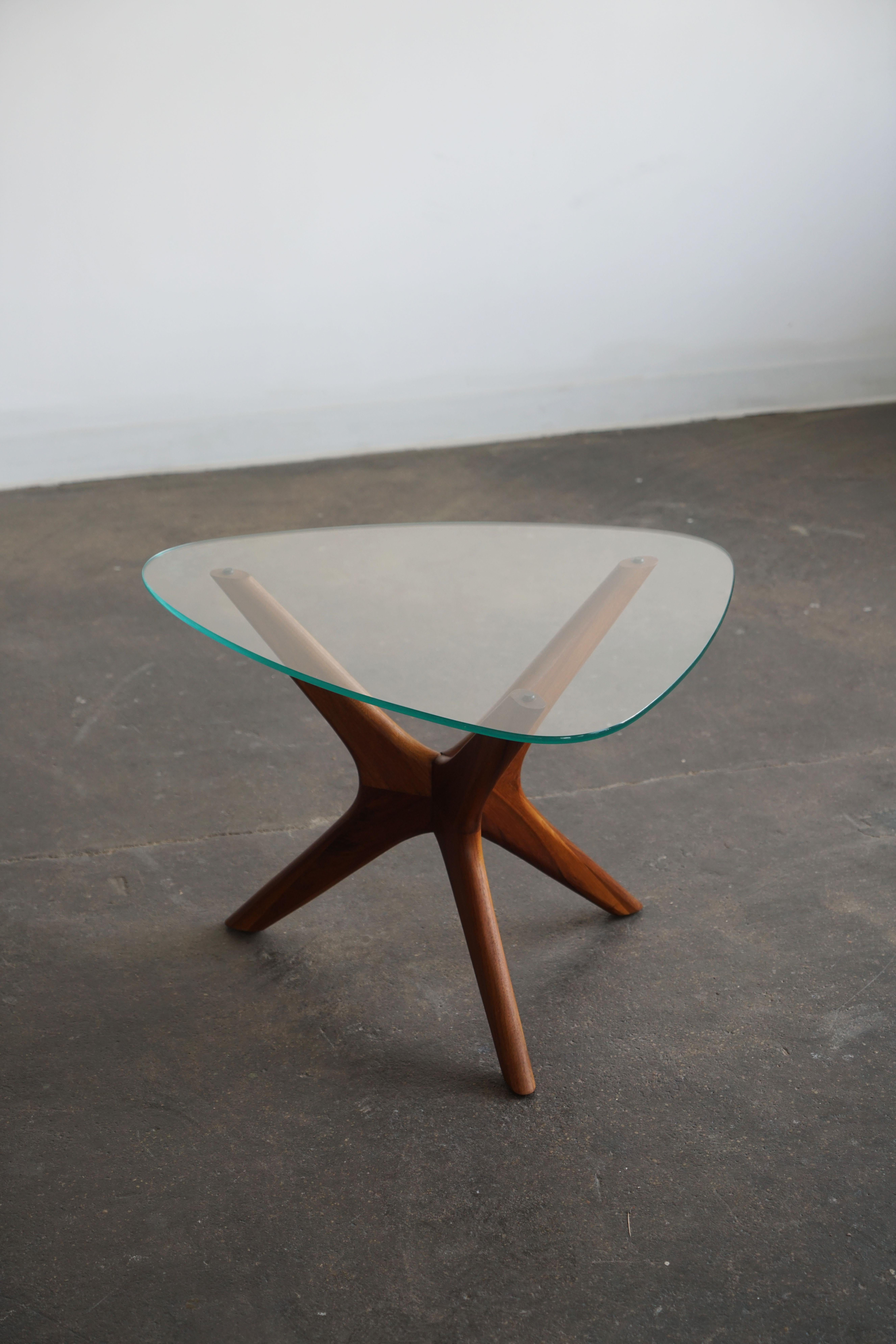 Organique Table d'appoint sculpturale The Modernity avec plateau en verre, base en noyer en vente