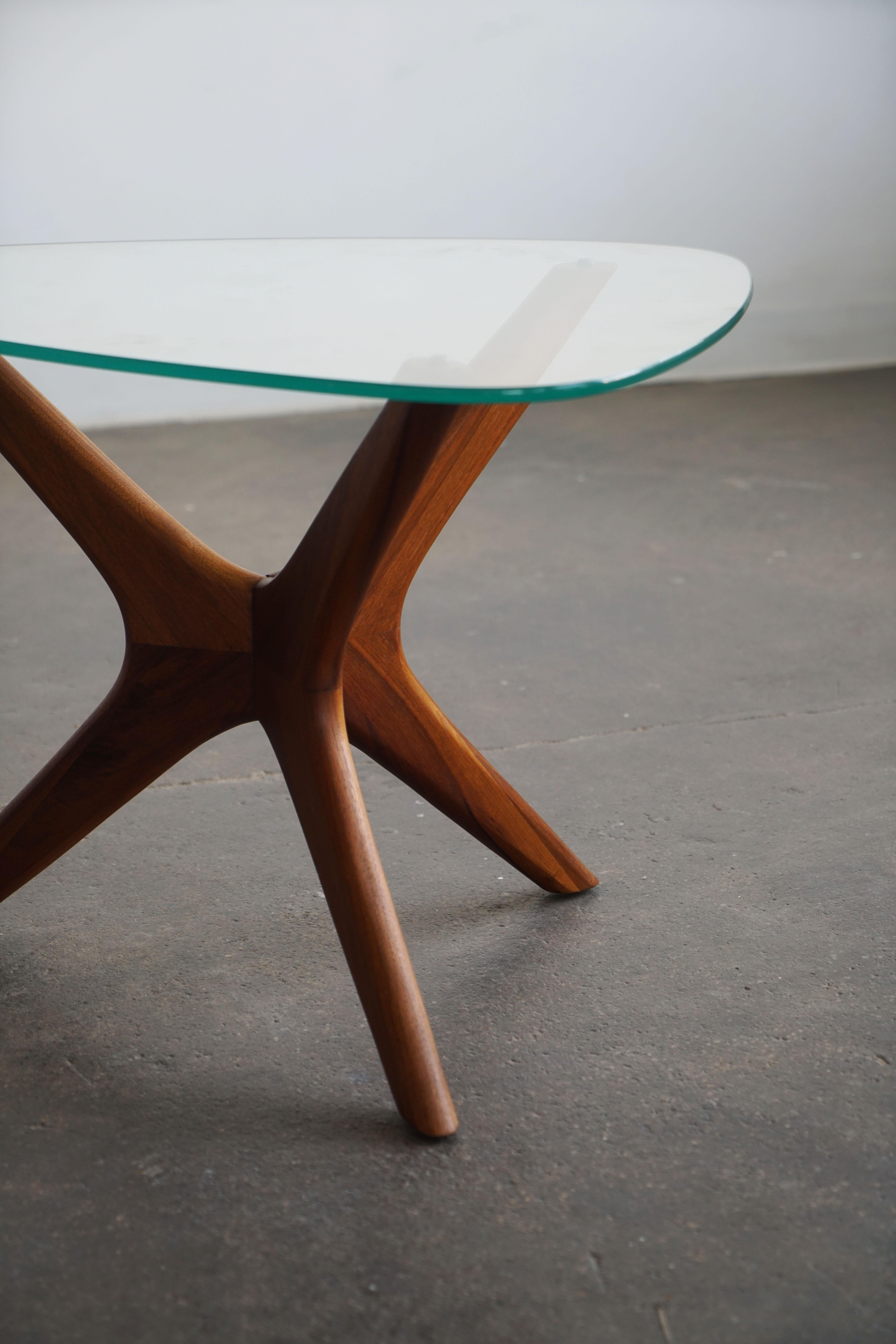 Table d'appoint sculpturale The Modernity avec plateau en verre, base en noyer Bon état - En vente à Chicago, IL