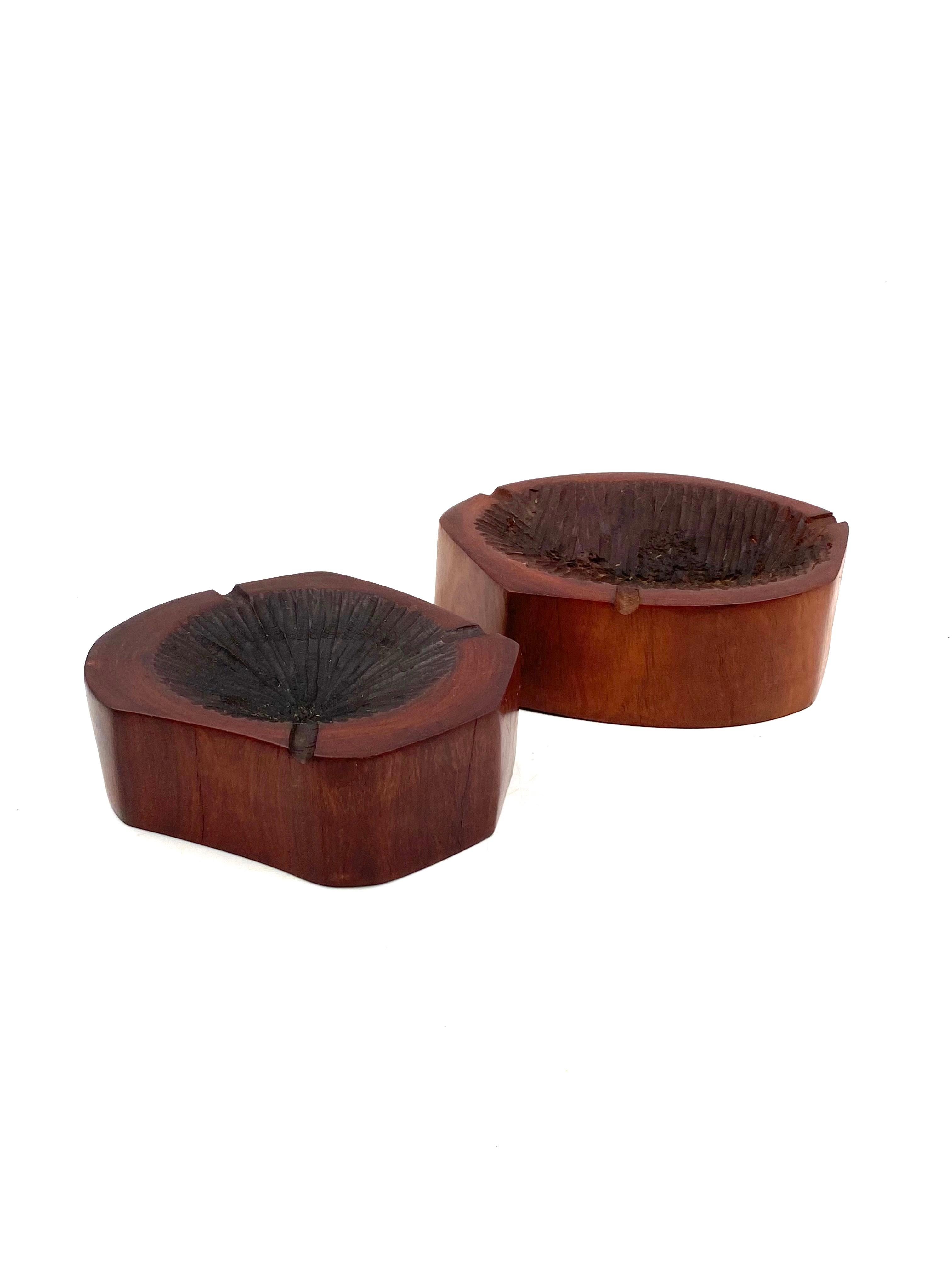 Organic modern set of 2 wood ashtrays, France 1970s For Sale 5