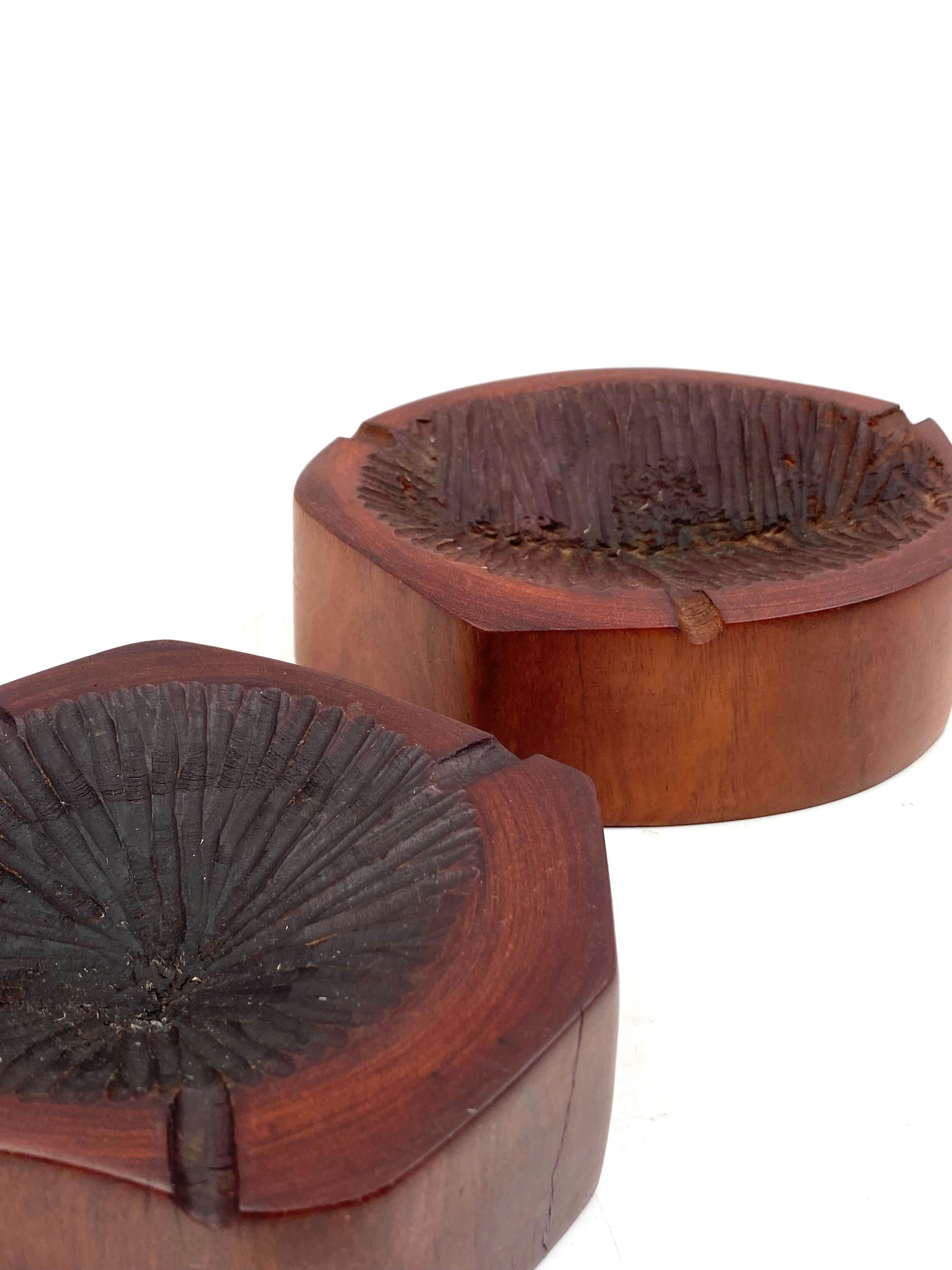 Organic modern set of 2 wood ashtrays, France 1970s For Sale 8