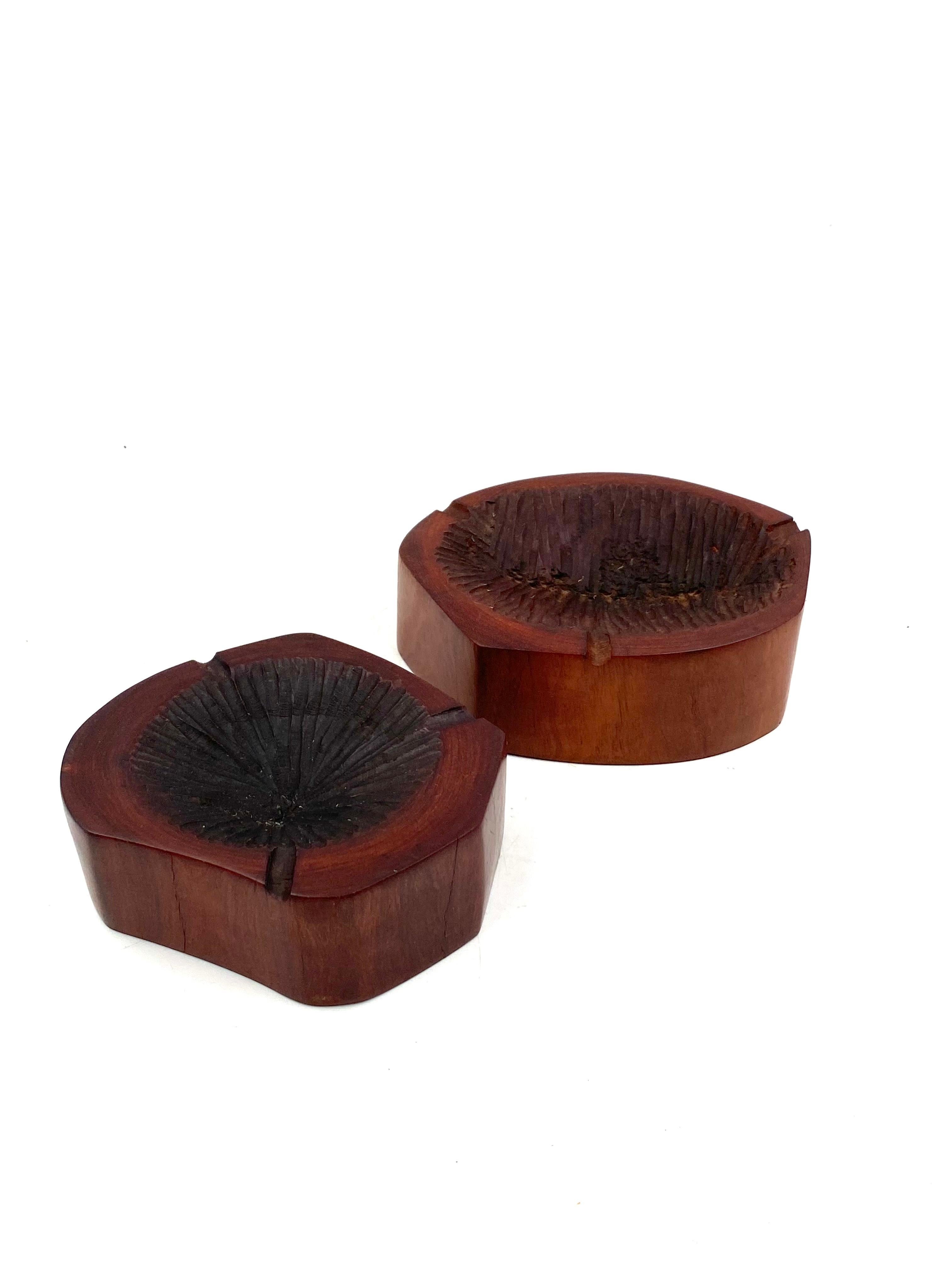 Organic modern set of 2 wood ashtrays, France 1970s For Sale 10