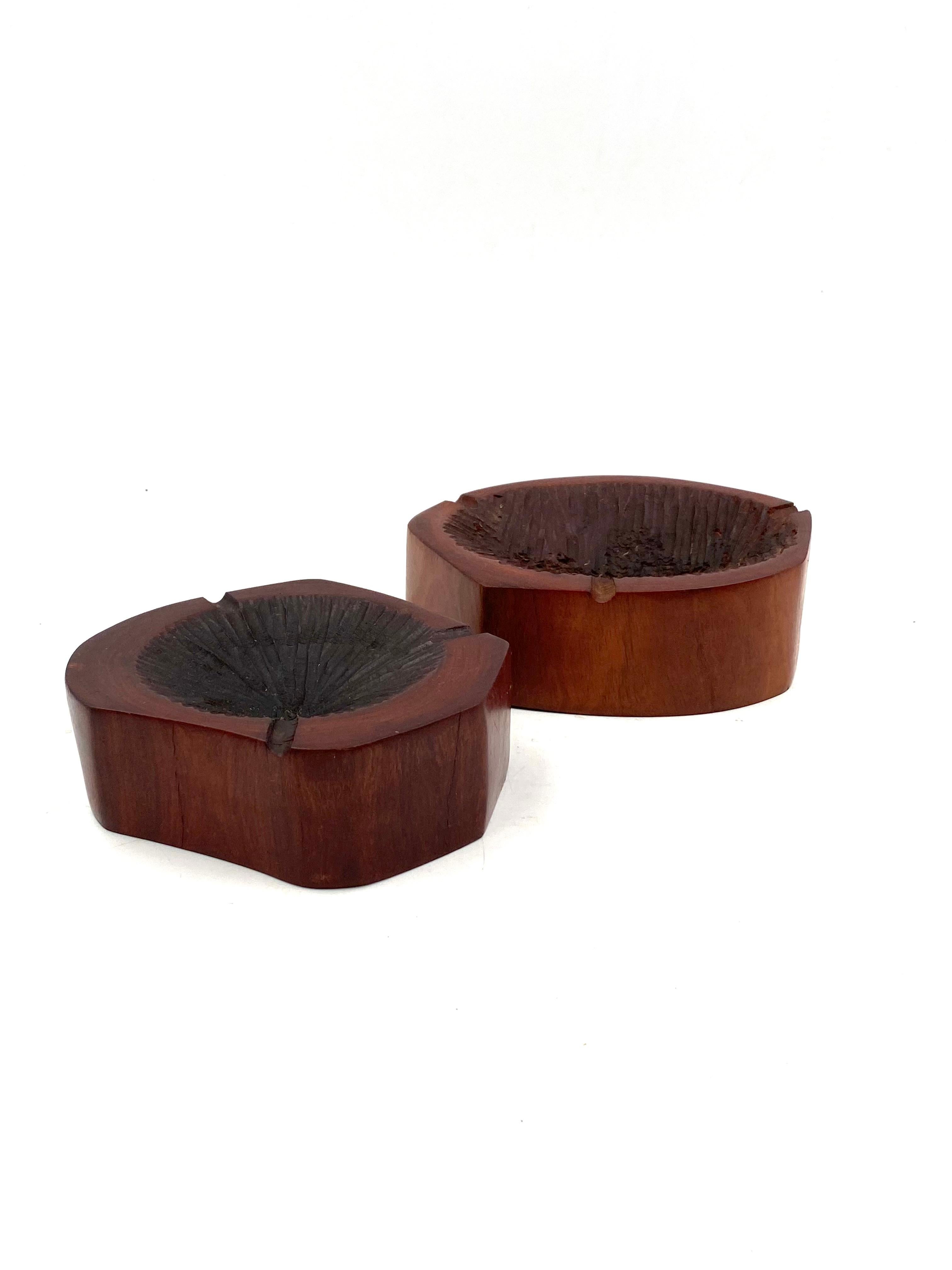 Organic modern set of 2 wood ashtrays, France 1970s For Sale 11