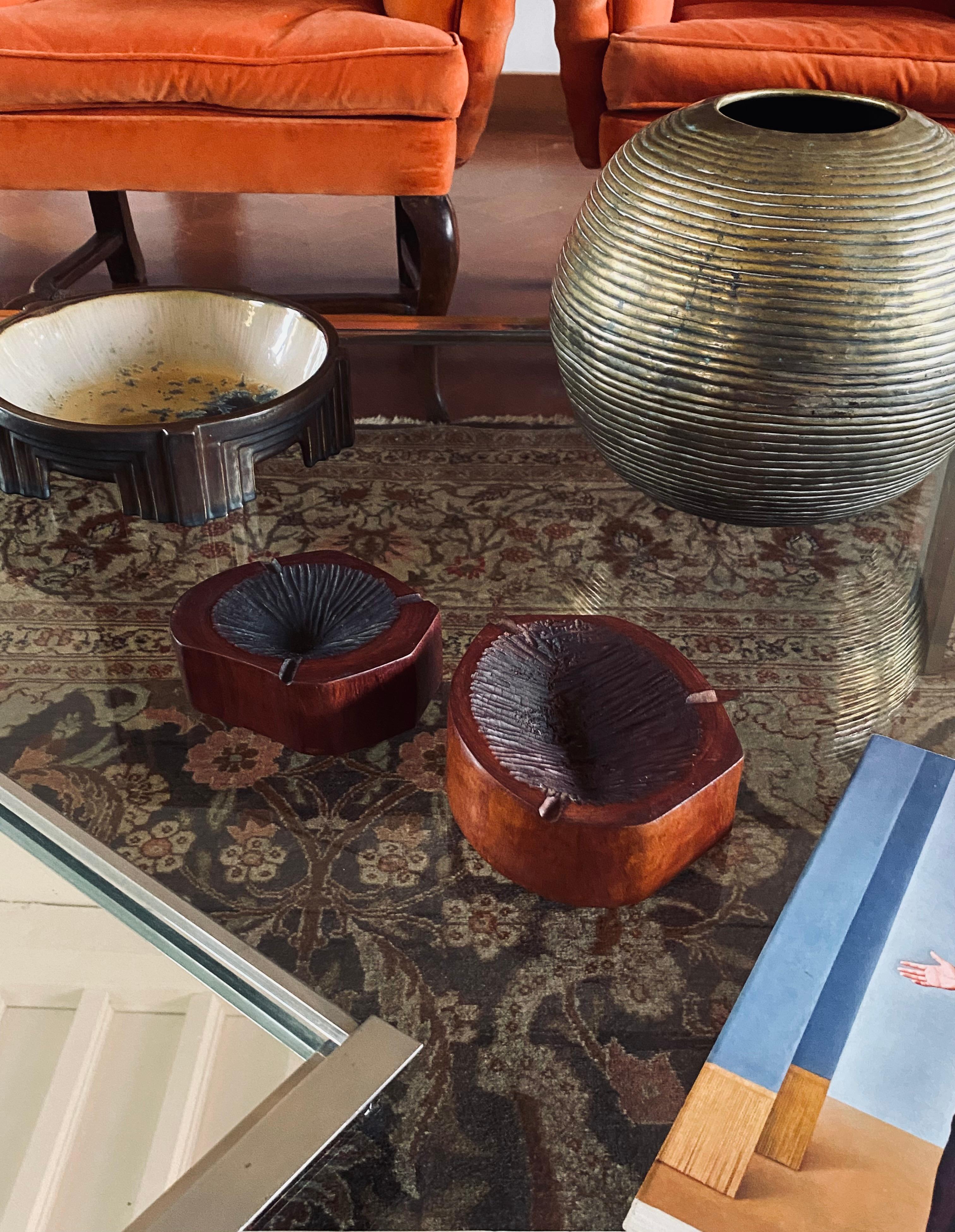 Organic modern set of 2 wood ashtrays,

France 1970s

in the manner of Monique Gerber

H: 5 cm 

Diam. 14 - 16.5 cm

Conditions: excellent consistent with age and use.