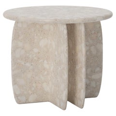 Mesa auxiliar moderna orgánica Catus en beige terrazo