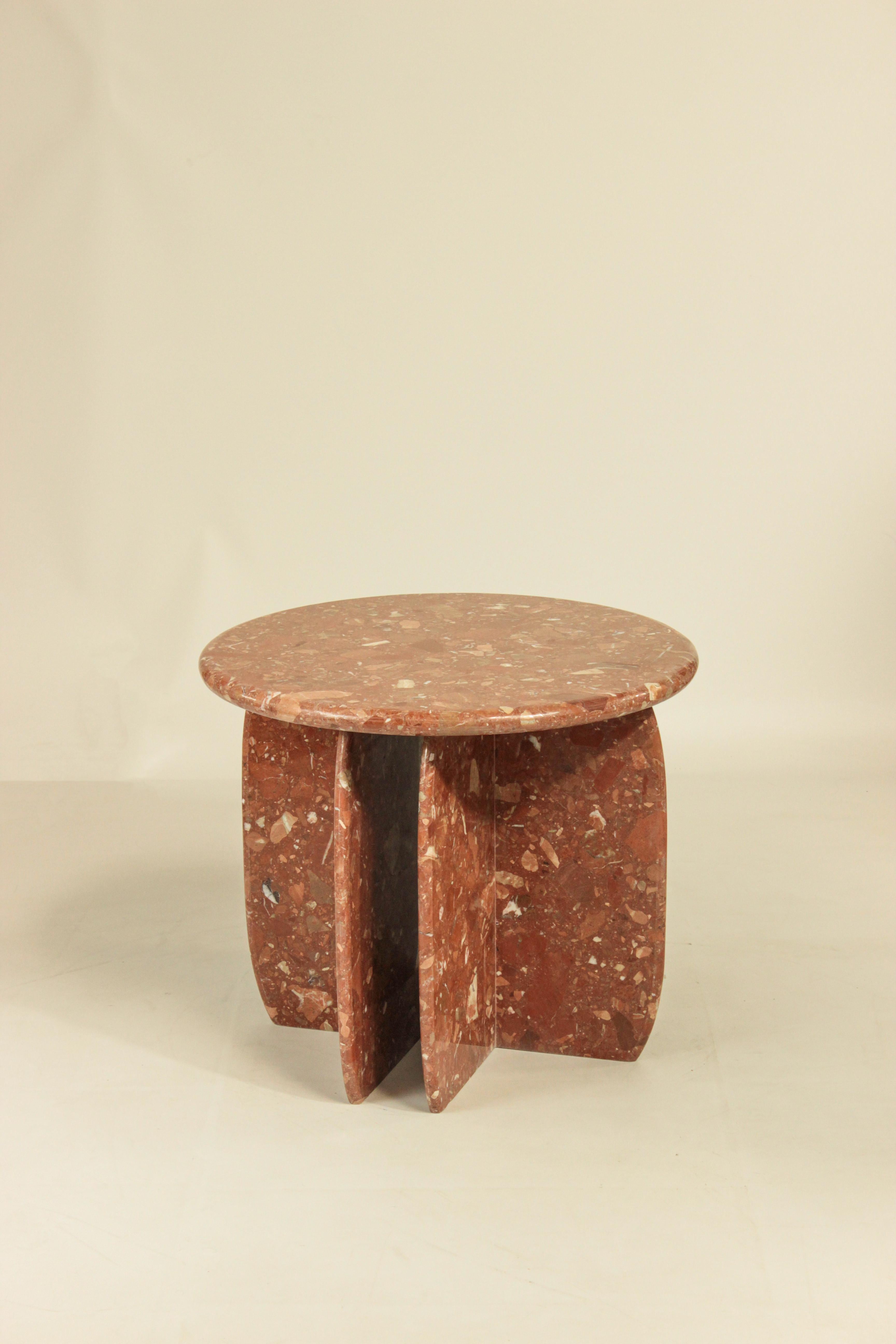 Abierto desde 1997 y con sede en Lisboa, Portugal, un país con una larga tradición artesanal, el equipo de diseño de Mambo Unlimited Ideas investiga en busca de desarrollos de innovación y creatividad en todo el mundo, al tiempo que abraza la