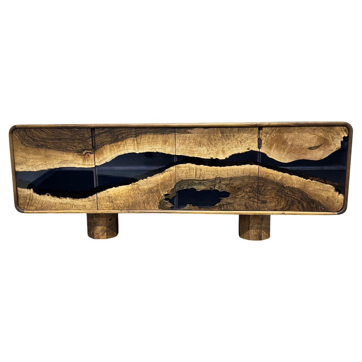 EPOXIDHARZ SCHWARZ NUSSBAUM SIDEBOARD 

Holzart: Schwarzer Nussbaum
Abmessungen: 79