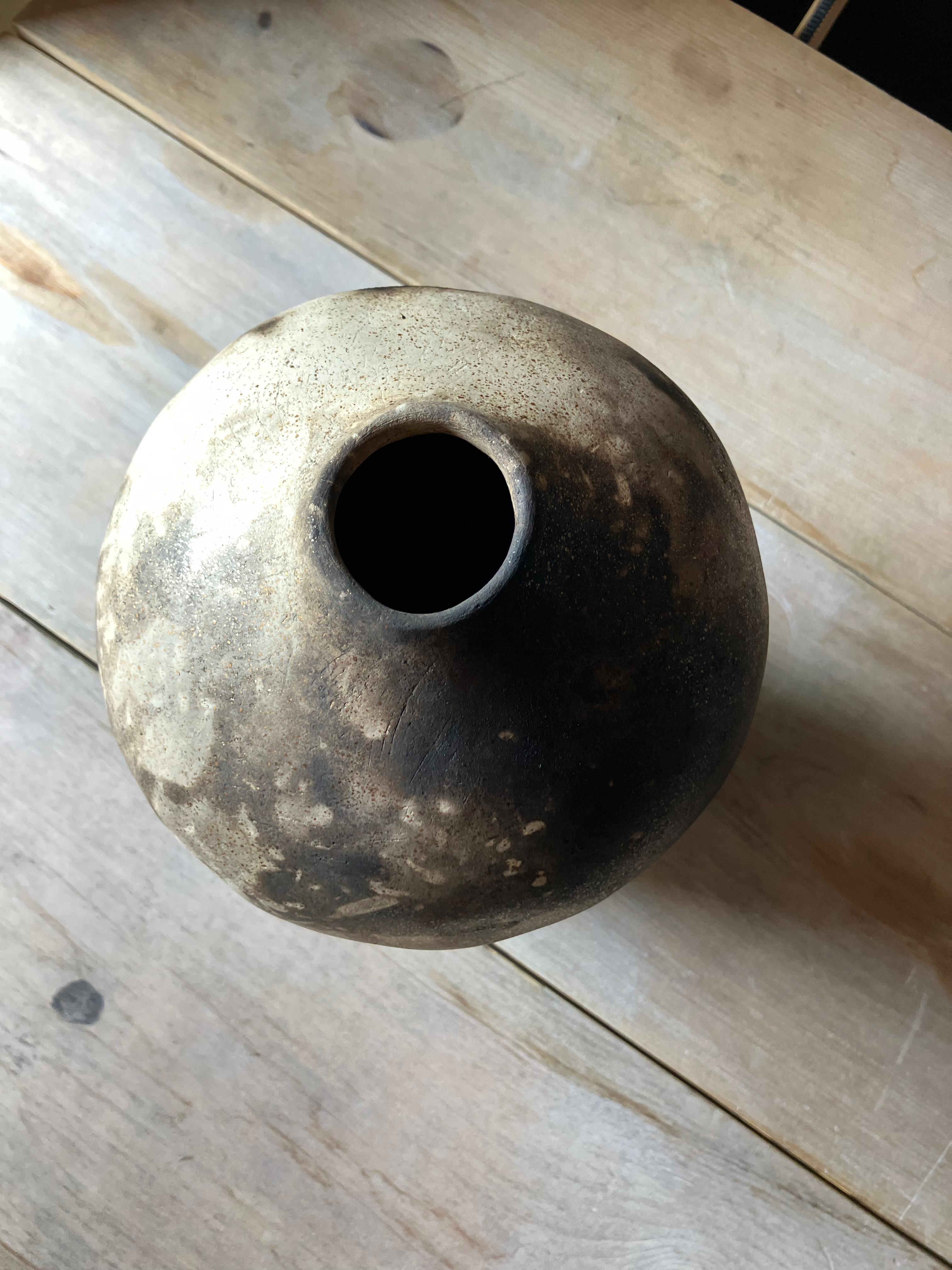 Organic Modern Smoke-Fired White Clay Bottle with Gold, Black and Brown In New Condition In Saranac Lake, NY